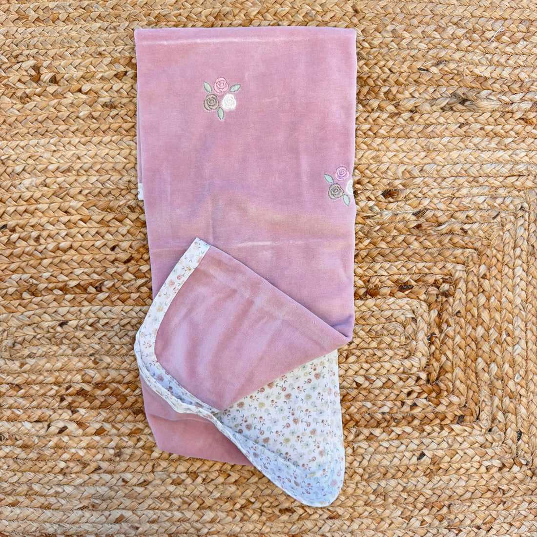 Coperta rosa in ciniglia con ricami floreali per neonata
