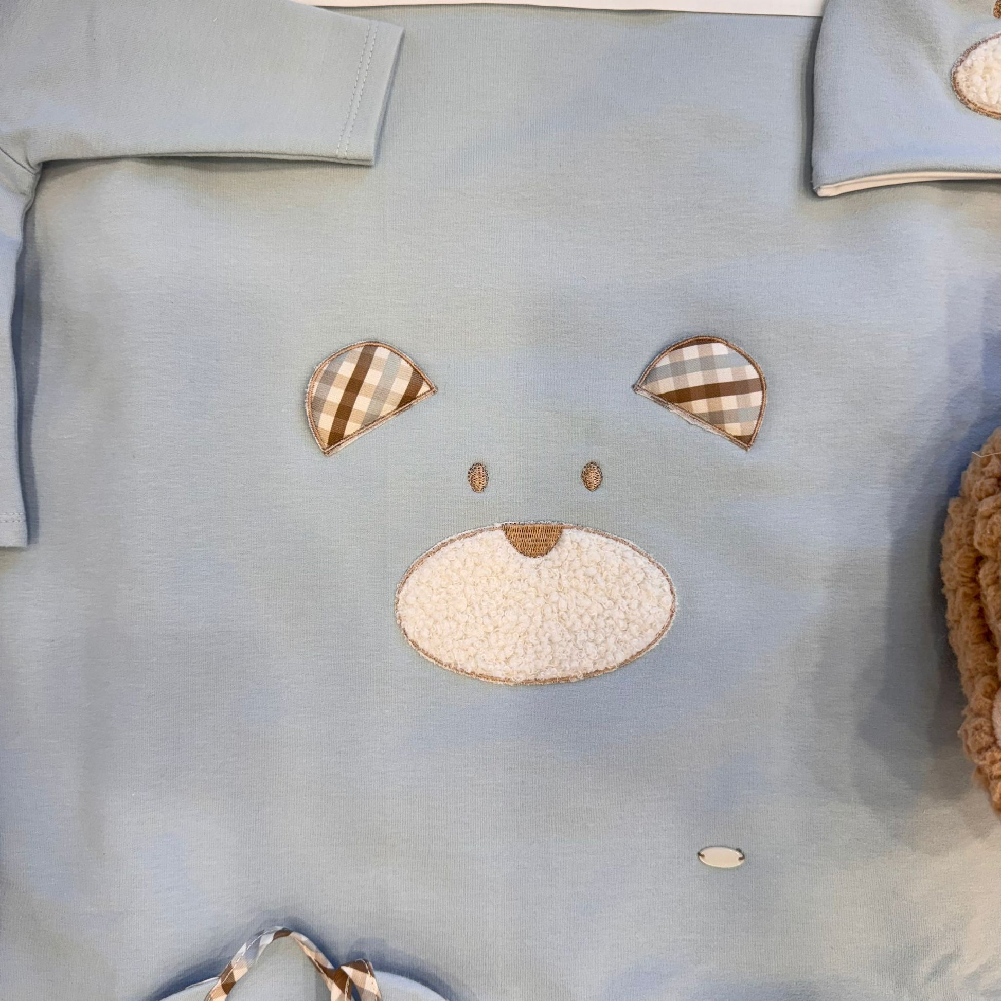 Copertina azzurra con muso orsetto e orecchie in tessuto vichy