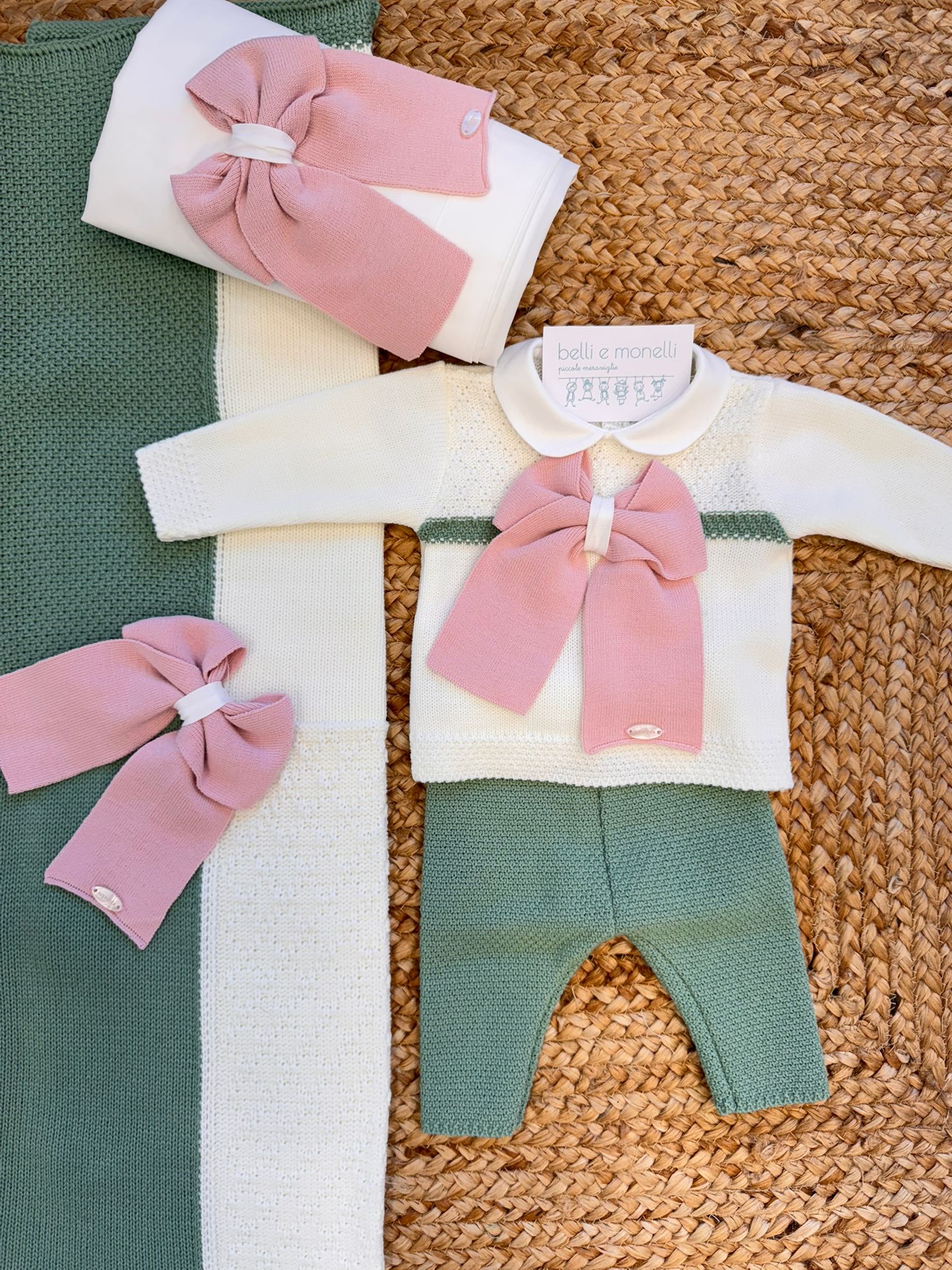 Copertina bicolore verde foglia e panna con fiocco rosa