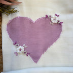 Copertina con cuore malva e ricami floreali crochet