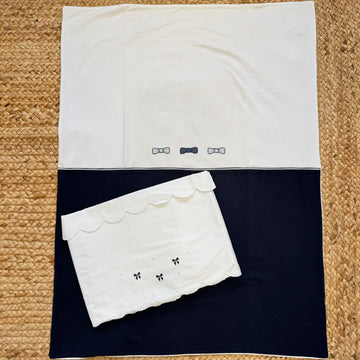 Copertina e lenzuolo coordinato neonata in cotone con fiocchi ricamati