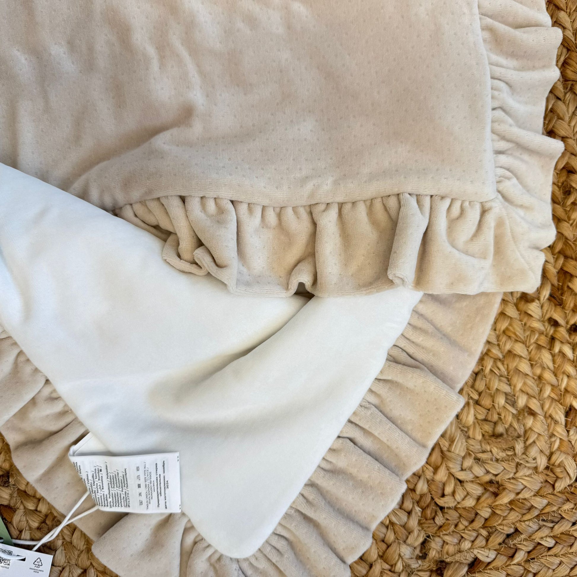 Copertina neonata beige con volant e interno bianco