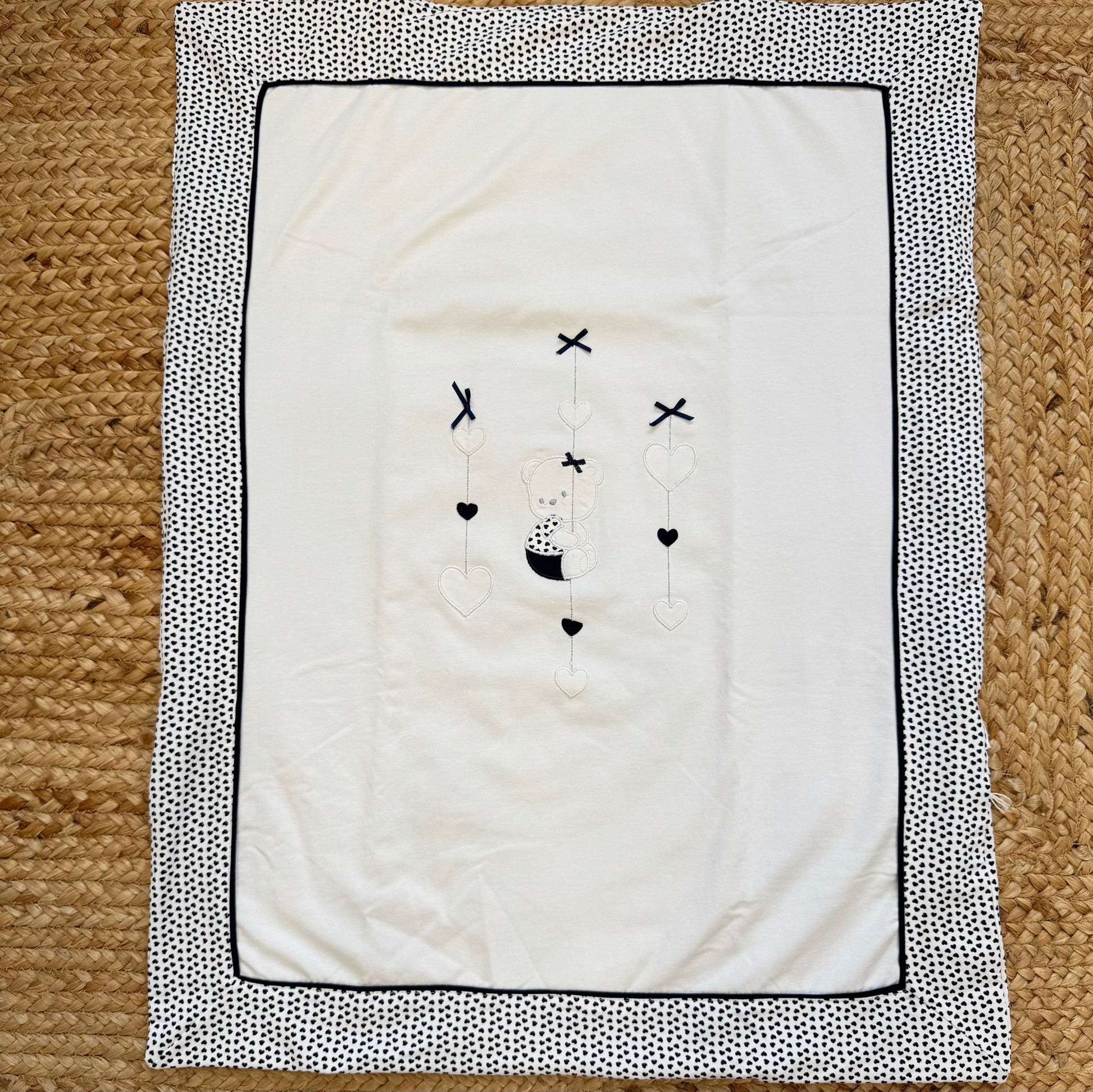 Copertina neonata in cotone con ricamo orsetta e cuori blu