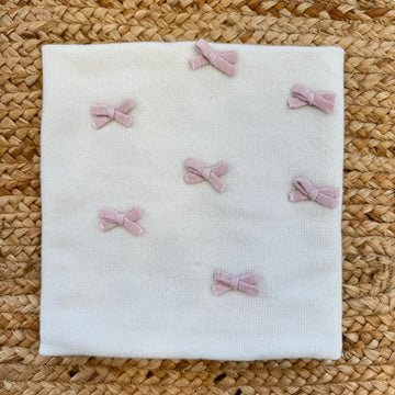 Copertina neonata in pura lana panna con fiocchetti rosa applicati