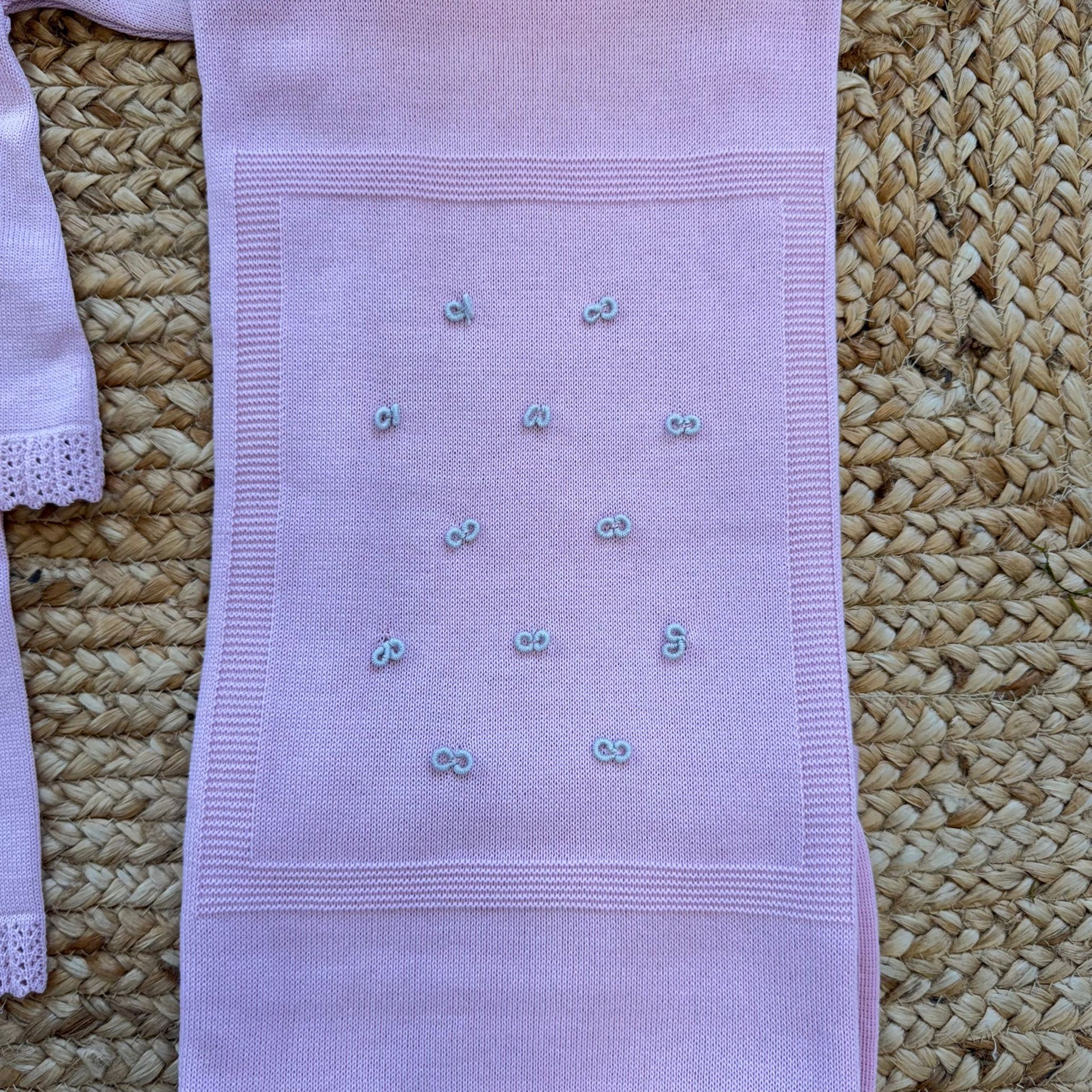 Copertina neonata rosa con ricami coordinata al set uscita clinica