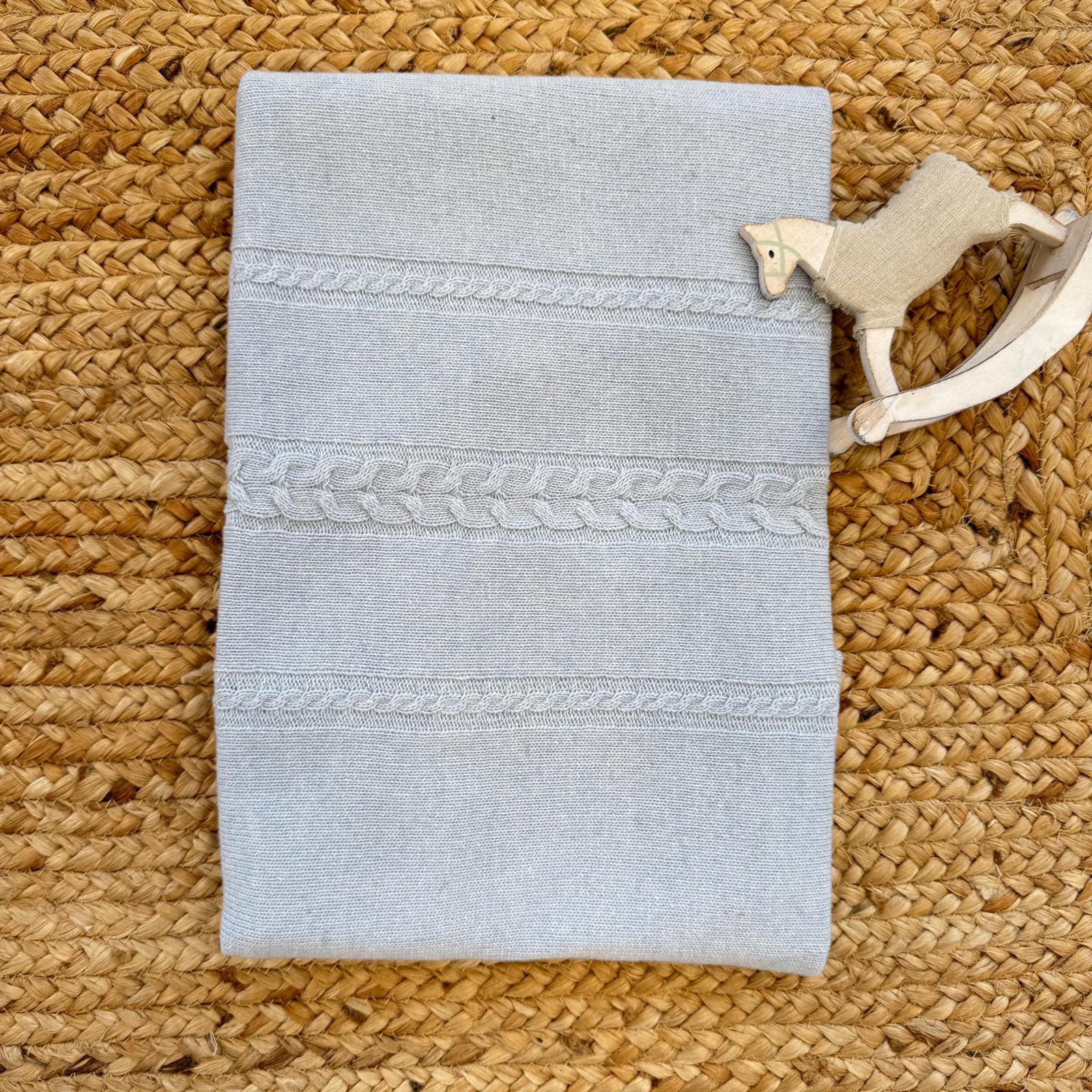 Copertina neonato in lana e cashmere con lavorazione intreccio a trecce tono su tono.