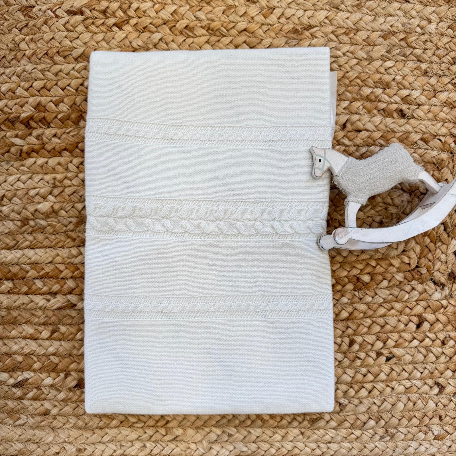 Copertina neonato panna in lana e cashmere con lavorazione intreccio a trecce tono su tono.