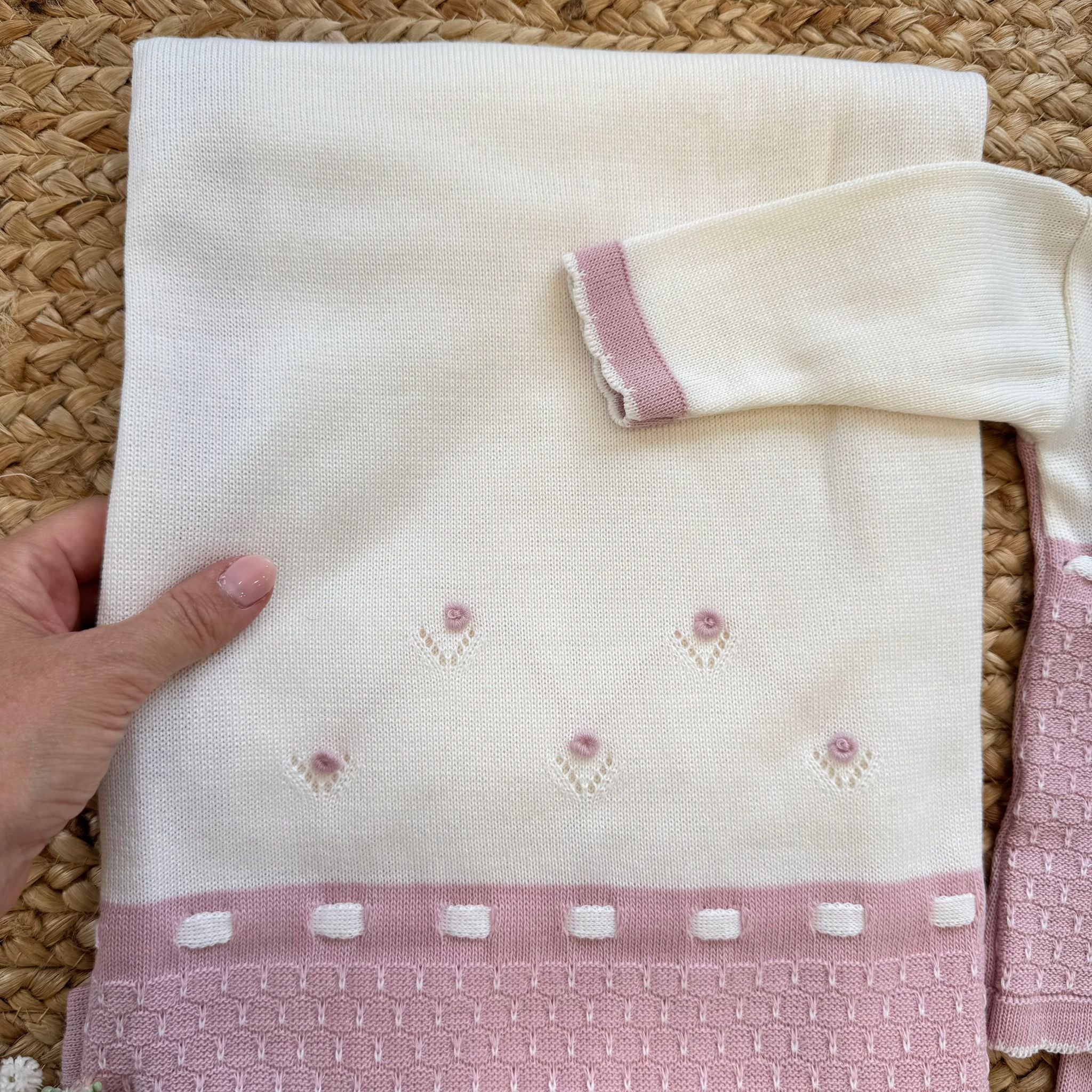 Copertina panna con bordo rosa e ricami floreali coordinata al set nascita