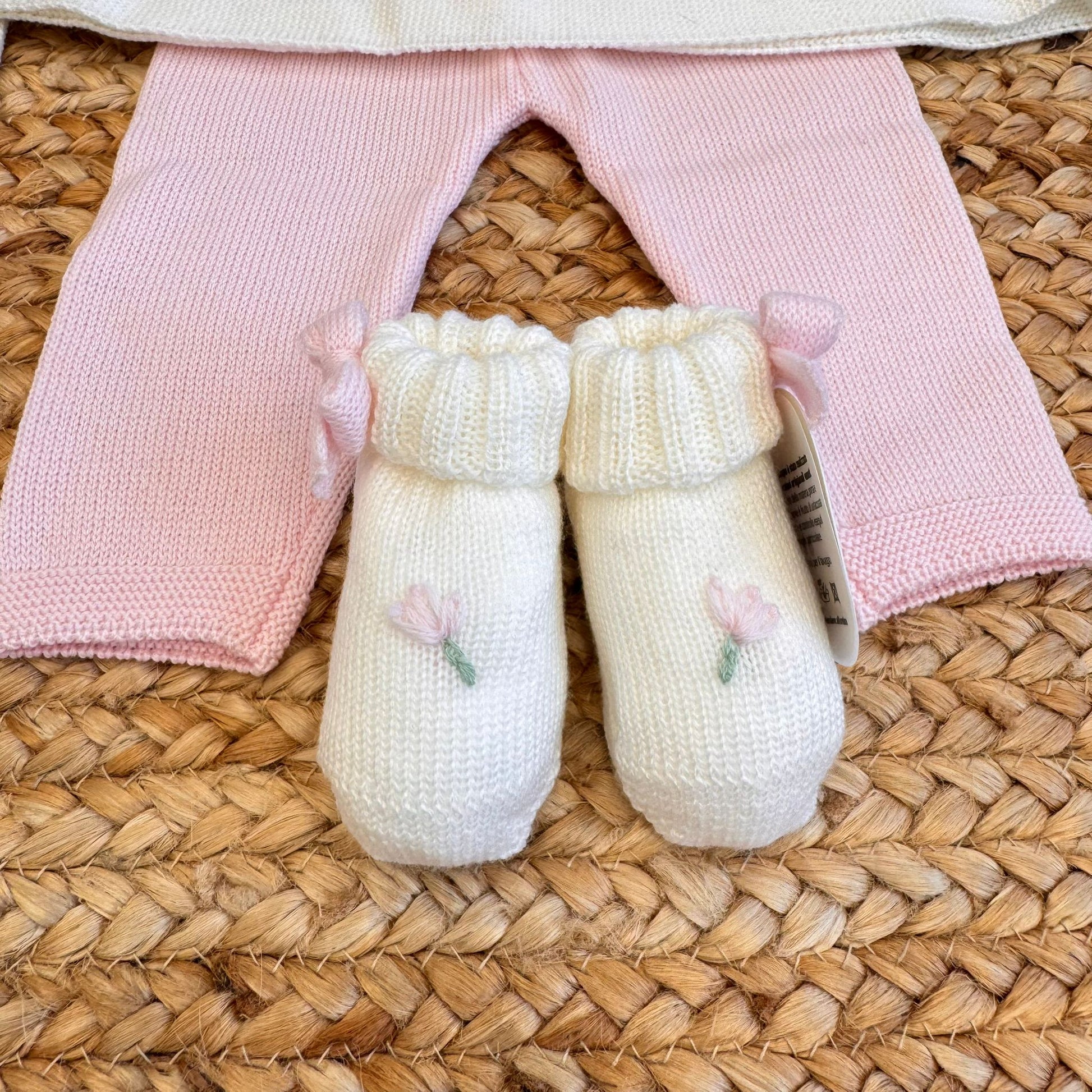 Copertina panna con fiocco rosa e tulipani ricamati a mano