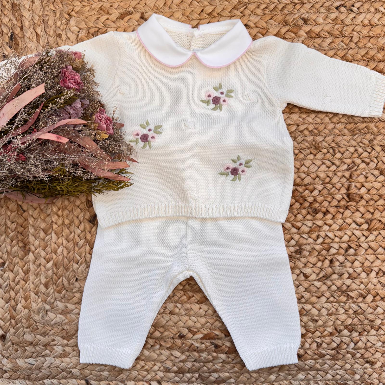 Copertina panna con ricami floreali coordinati