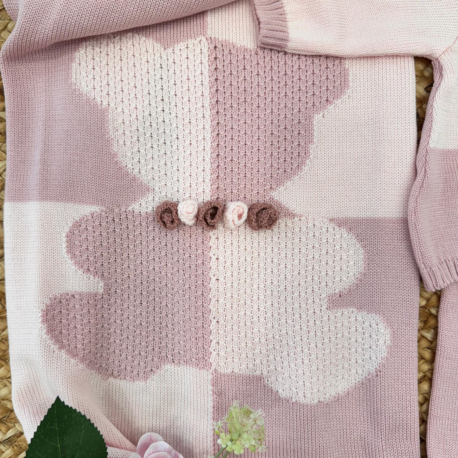 Copertina rosa in pura lana con orsetto ricamato e fiori crochet