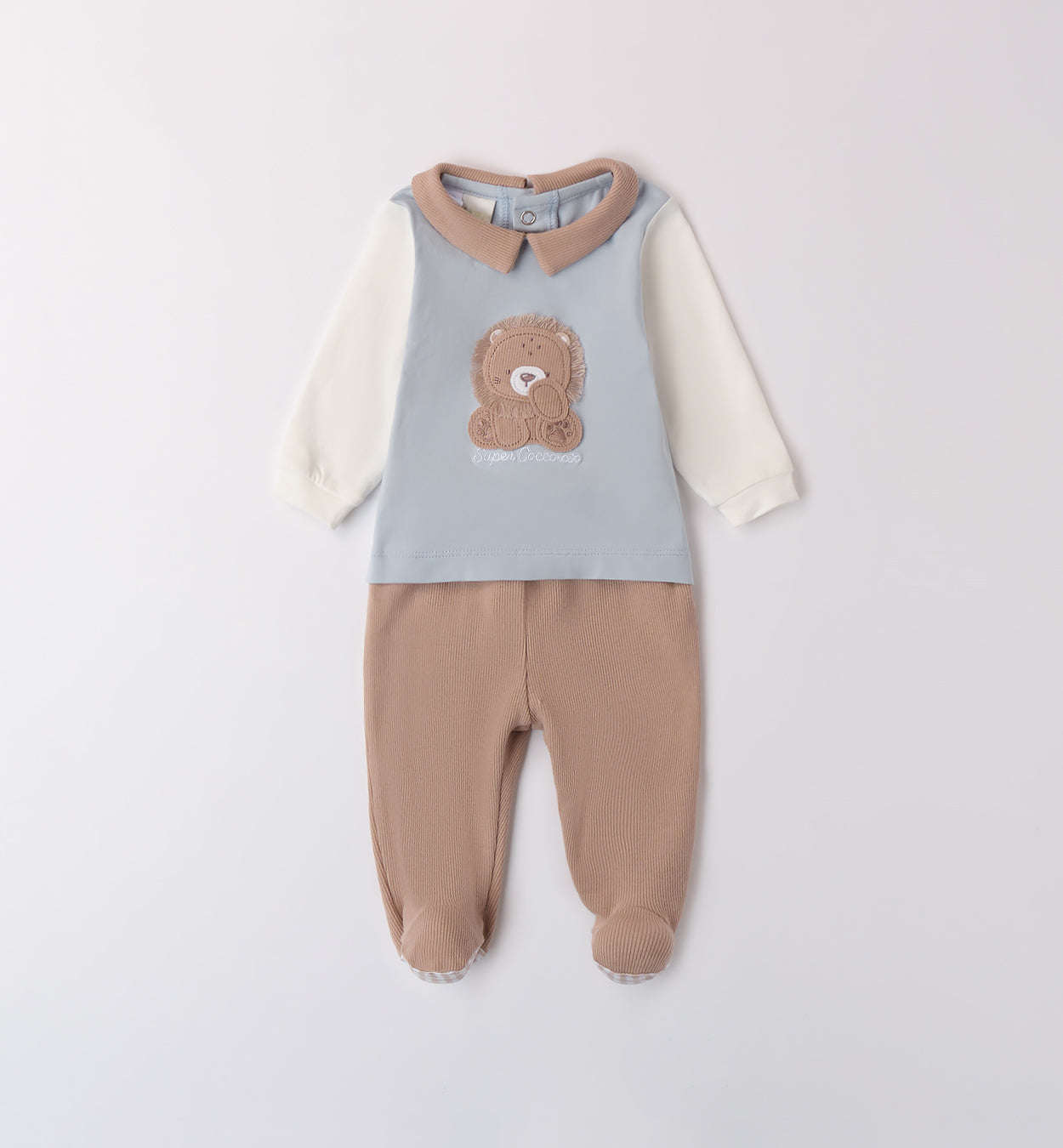 Completo neonato con coprifasce azzurro e beige, colletto in tessuto a coste e ricamo leoncino. Pantaloni con piedini per un look elegante e pratico.
