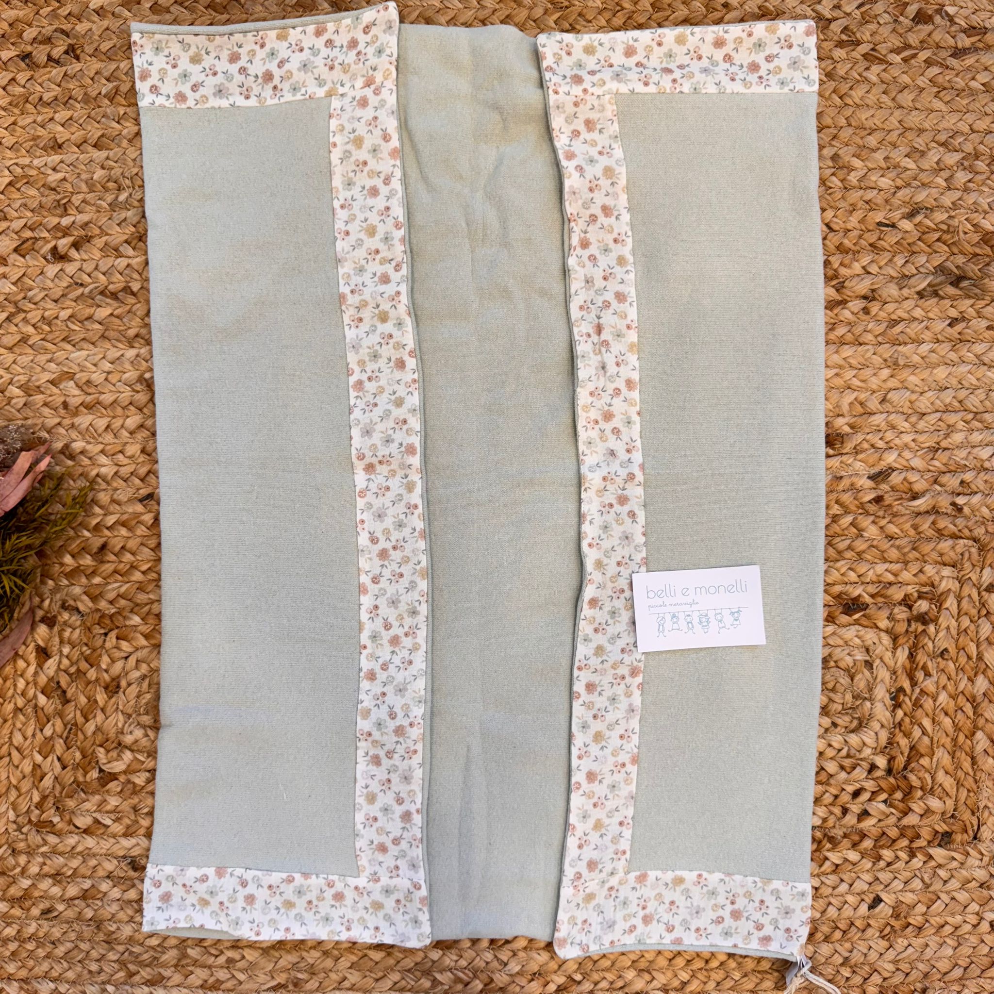 Coprifasce caldo cotone verde salvia con bordi floreali.