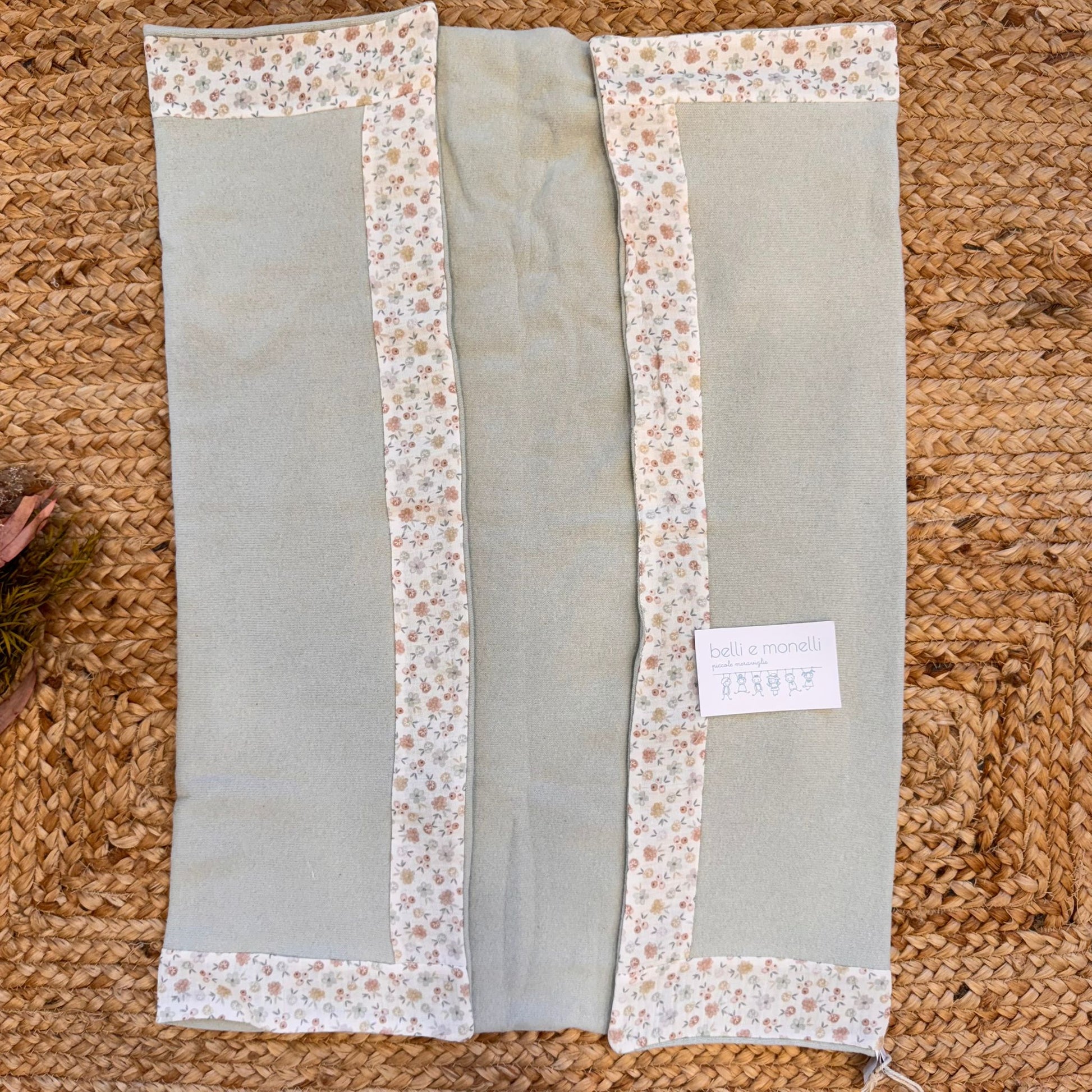 Coprifasce caldo cotone verde salvia con bordi floreali.