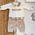 Corredino neonato elegante con tutina e copertina ricamata