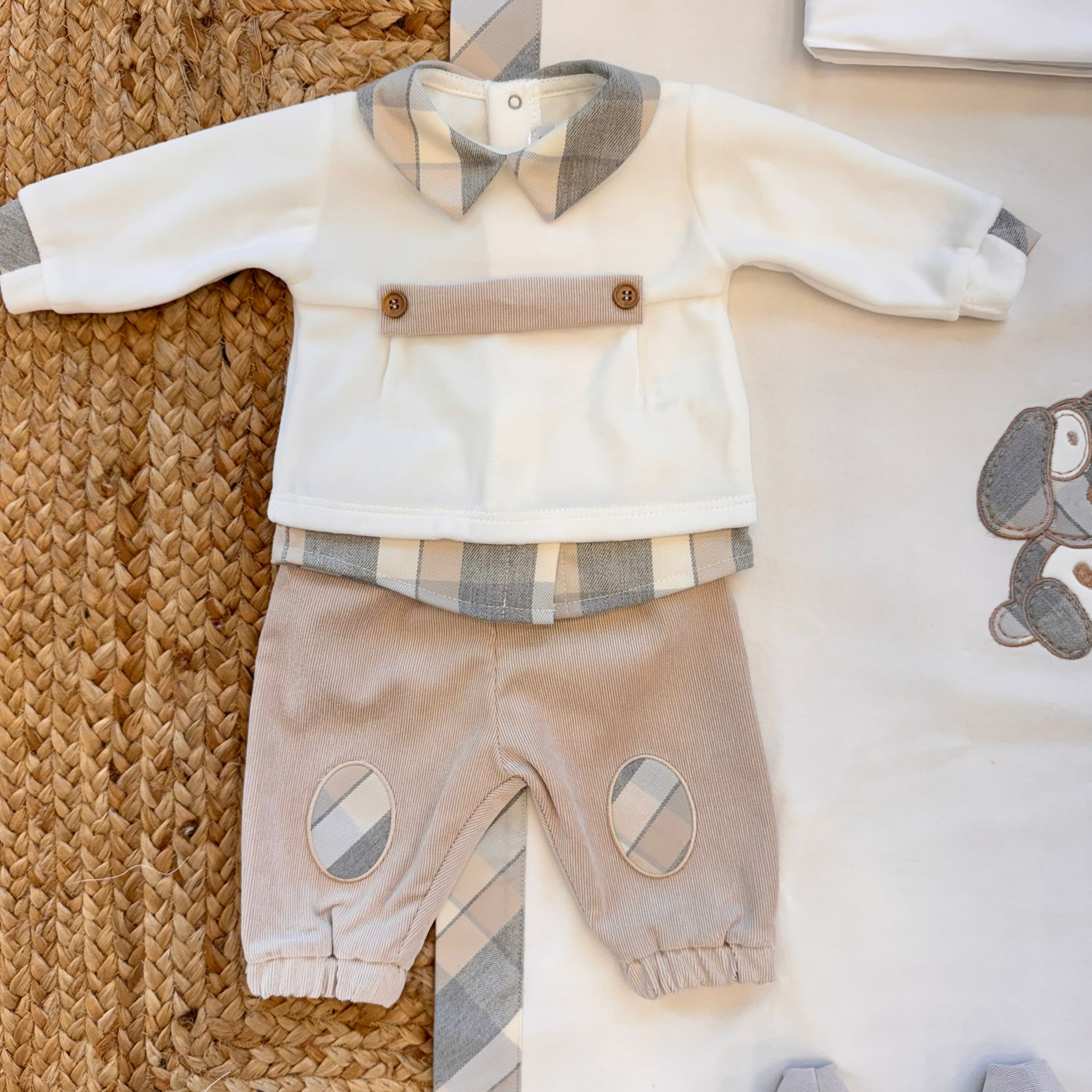Corredino neonato elegante con tutina e copertina ricamata