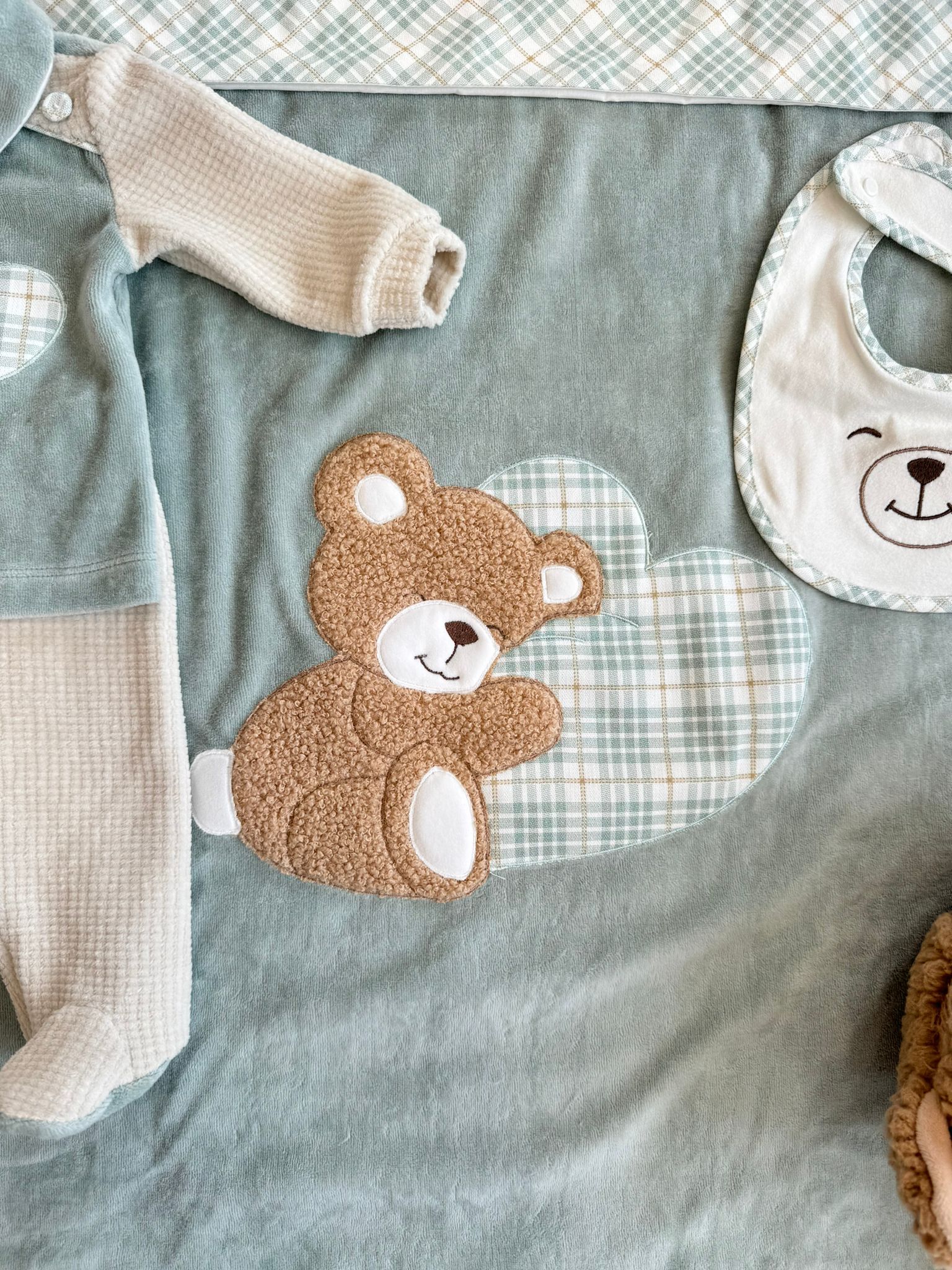 coordinato Teddy Love, corredino neonato, abbigliamento neonato, set primi mesi, comfort e stile, Belli e Monelli.