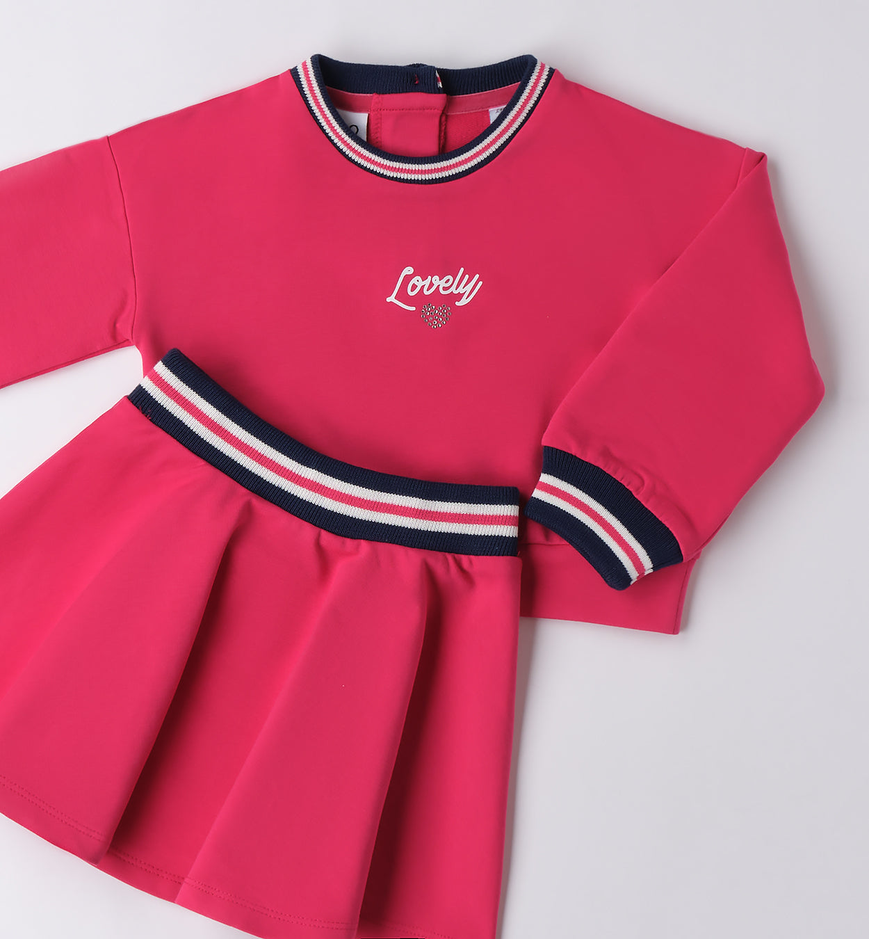 Dettaglio abito bambina fucsia sporty chic con elastico in vita