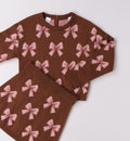 Dettaglio abito bimba marrone con fiocchi rosa