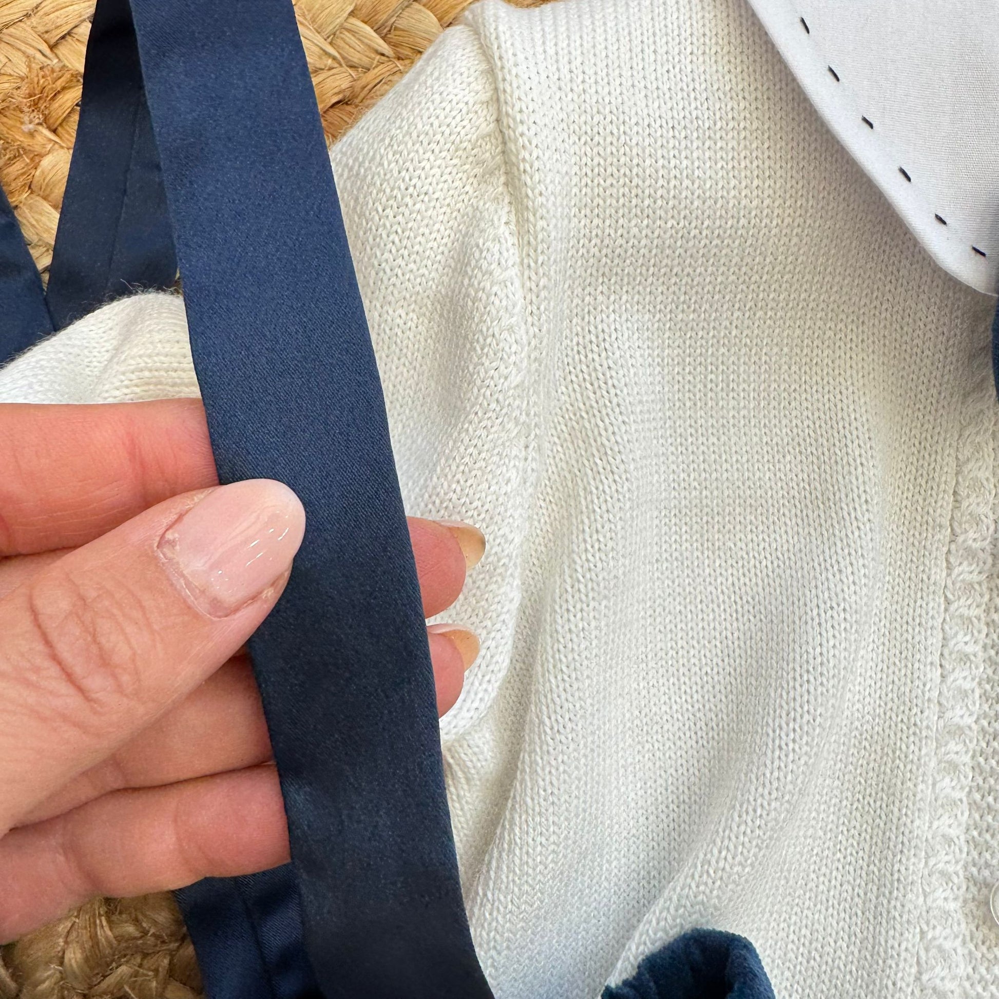 Dettaglio bretelle velluto blu completo battesimo neonato