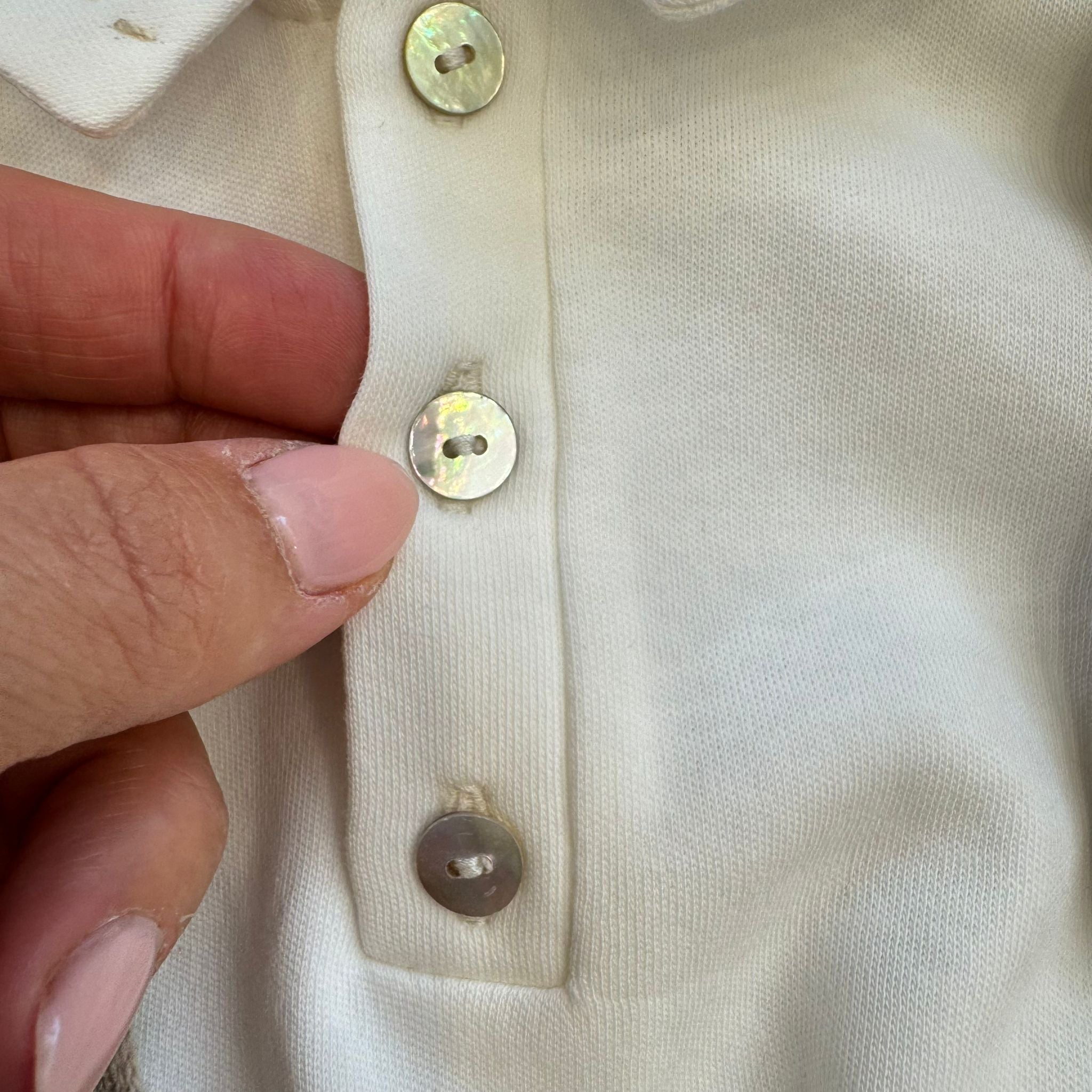 Dettaglio camicia neonato colletto ricamato e bottoni madreperla