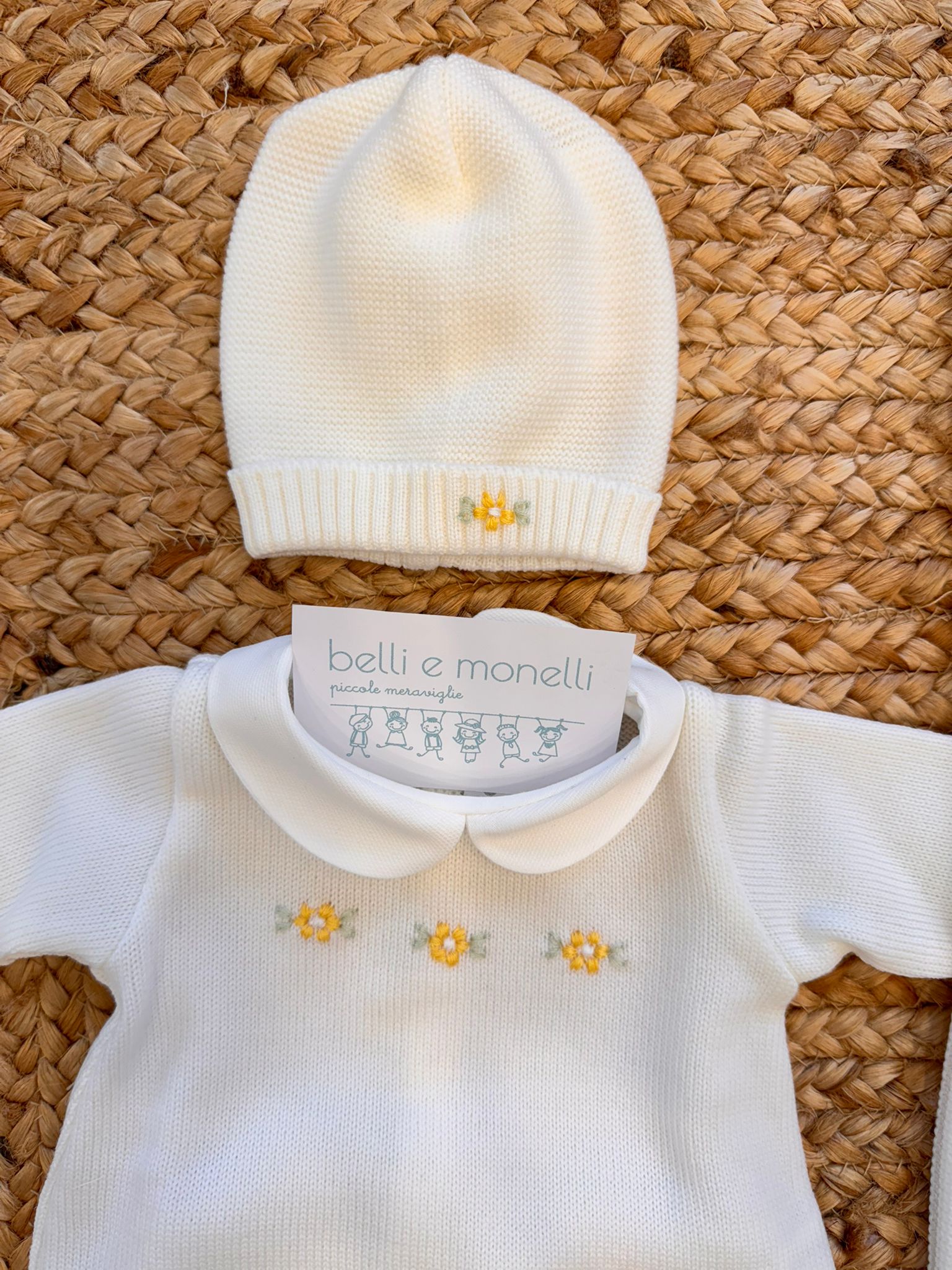 Dettaglio cappellino in pura lana con margherita ricamata