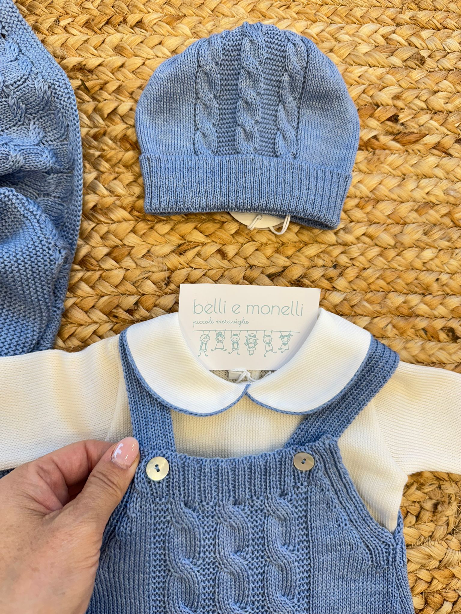 Dettaglio cappellino neonato in lana azzurra con motivo trecce
