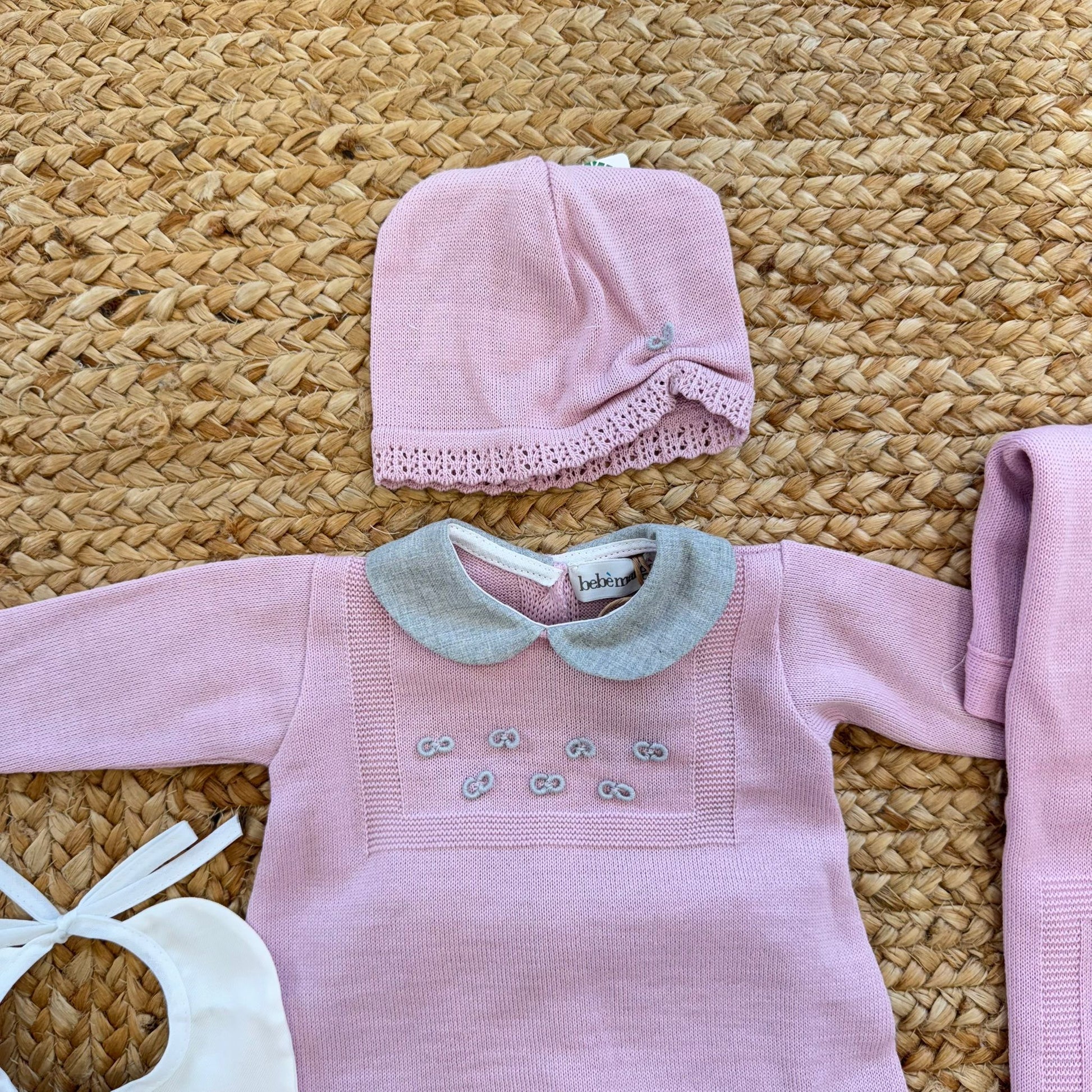 Dettaglio cappellino rosa coordinato con ricamo