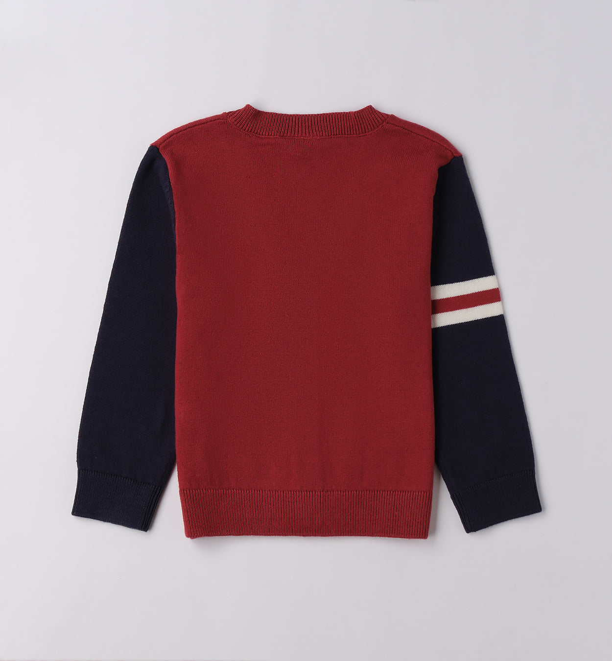 Dettaglio cardigan bambino rosso e blu navy con bottoni