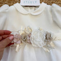 Dettaglio cintura con fiori applicati abito battesimo neonata
