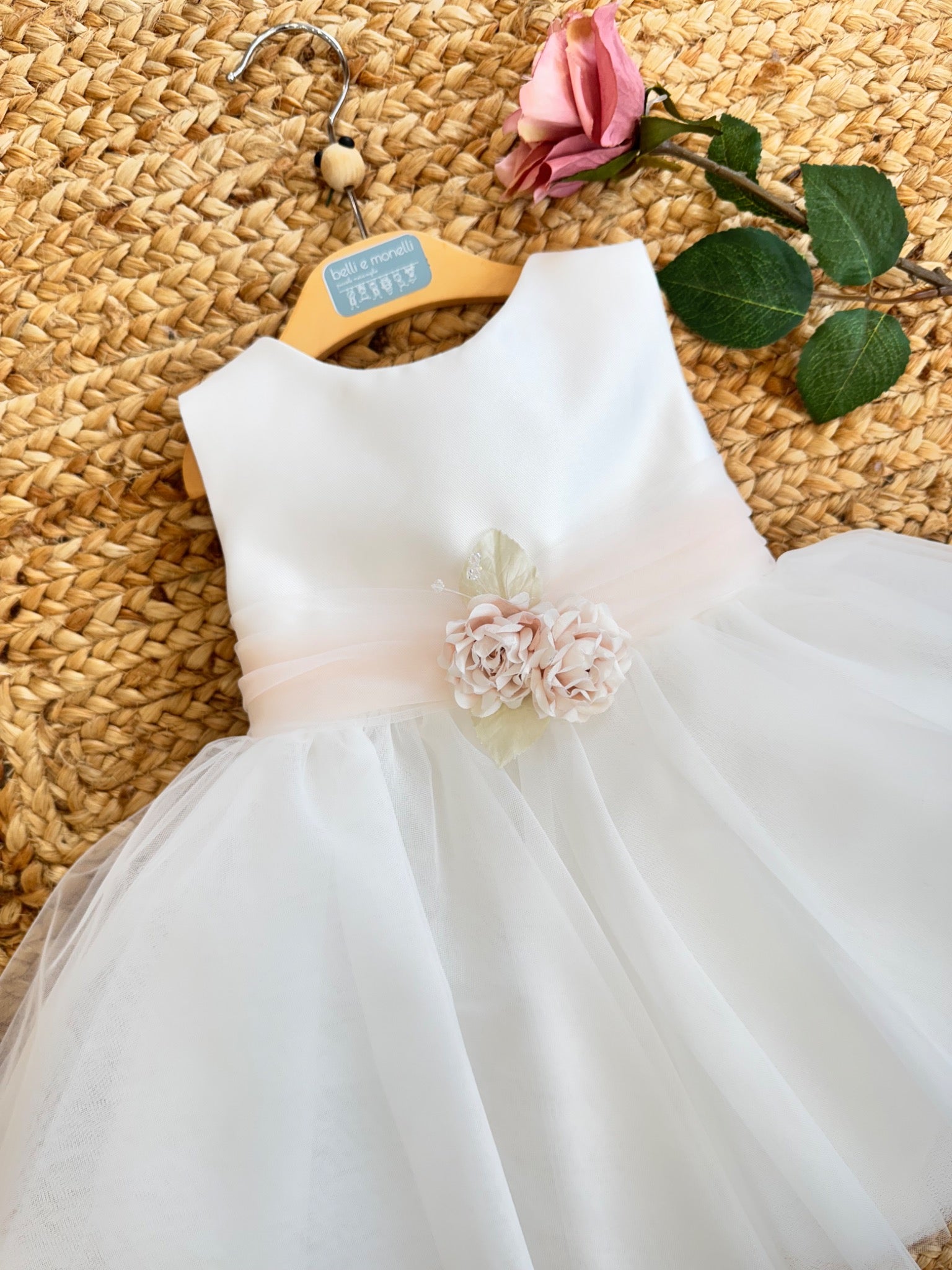 Abito da Battesimo bambina in Mikado e tulle a pois con ricami e cintura floreale. Elegante e raffinato, perfetto per la cerimonia. Scopri di più!VV