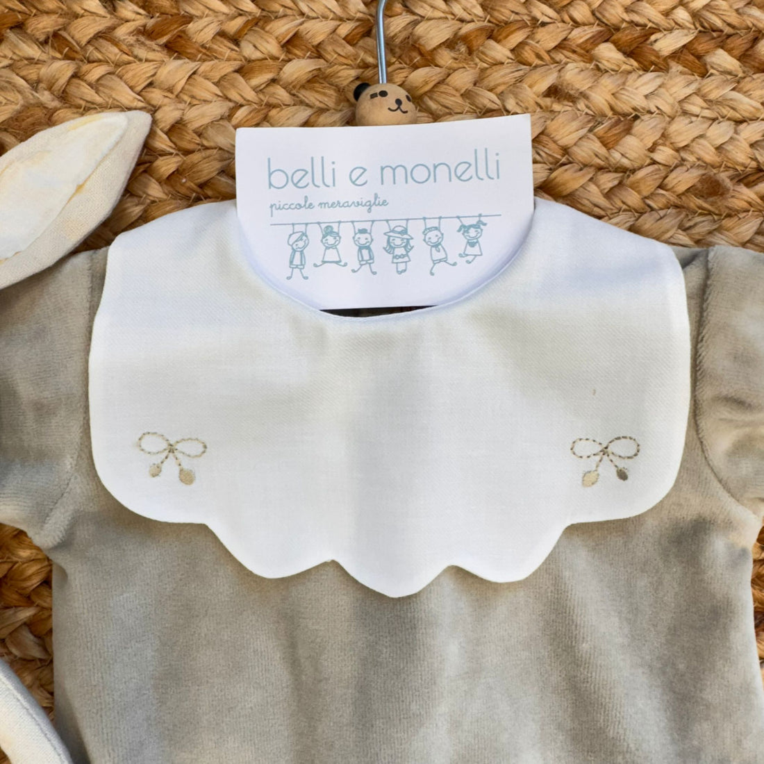 Tutina neonata beige in ciniglia con colletto ricamato