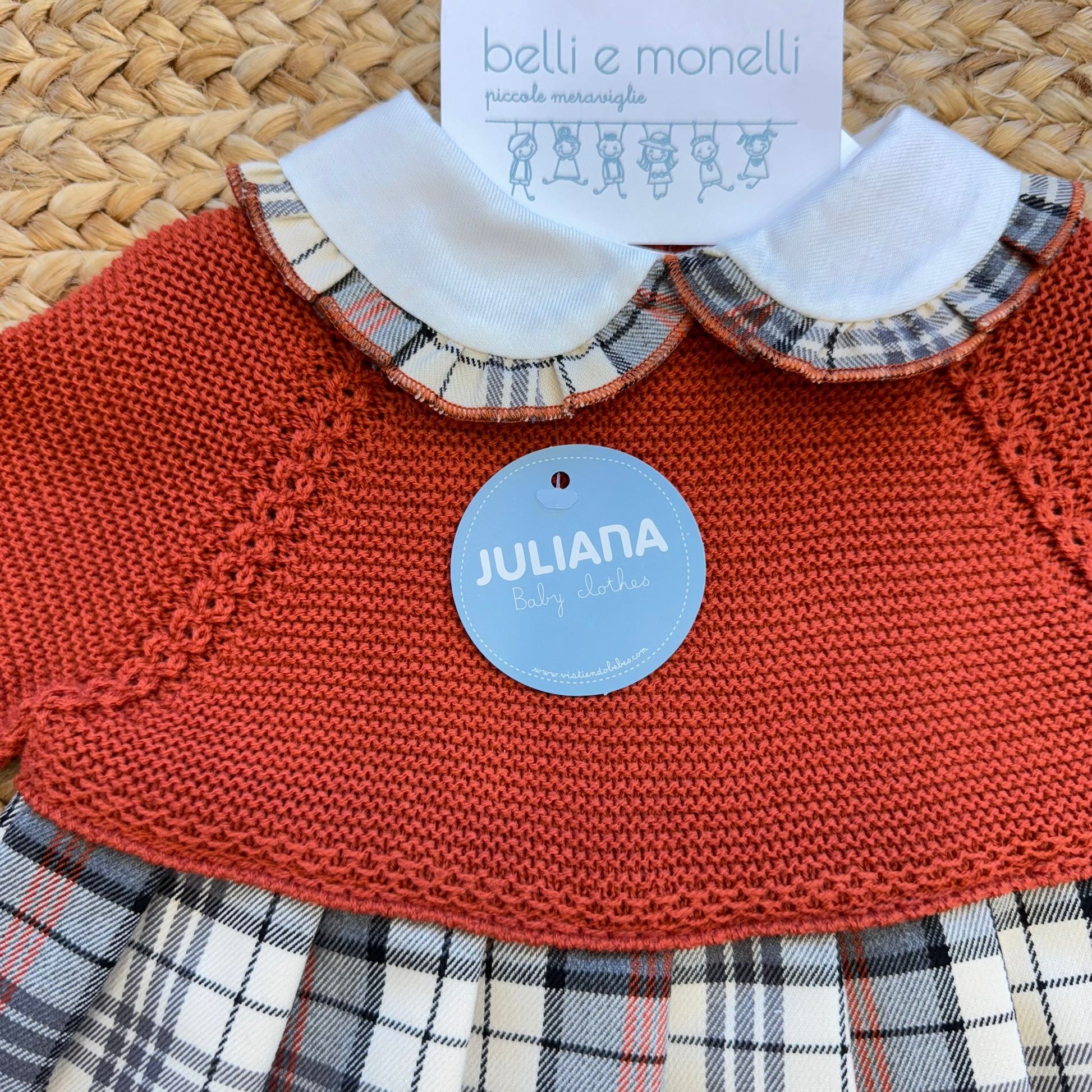 Dettaglio colletto bianco rifinito scozzese su vestito neonata