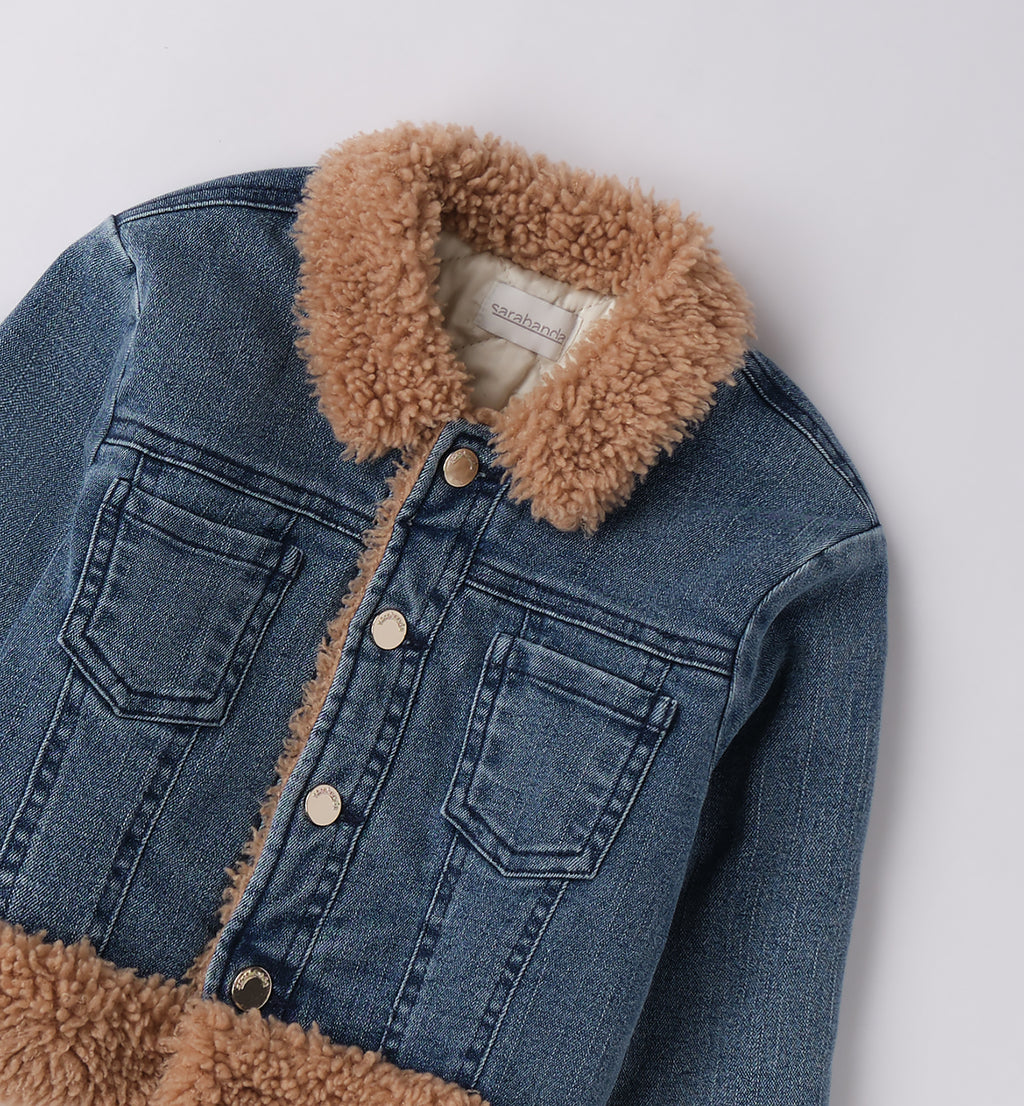 Dettaglio colletto e bottoni giacca denim con pelliccia ecologica bambina