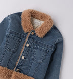 Dettaglio colletto e bottoni giacca denim con pelliccia ecologica bambina
