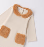 Dettaglio colletto e taschine in pelliccia abito neonata beige