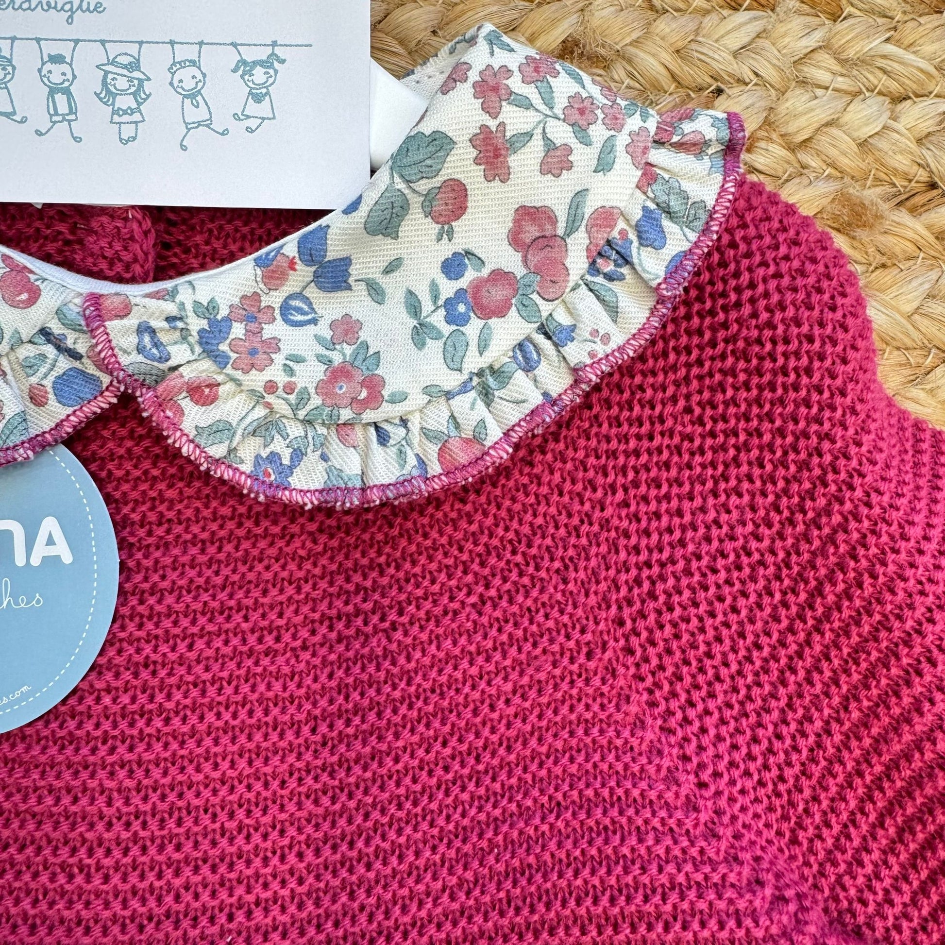 Dettaglio colletto floreale abito bambina maglia lampone