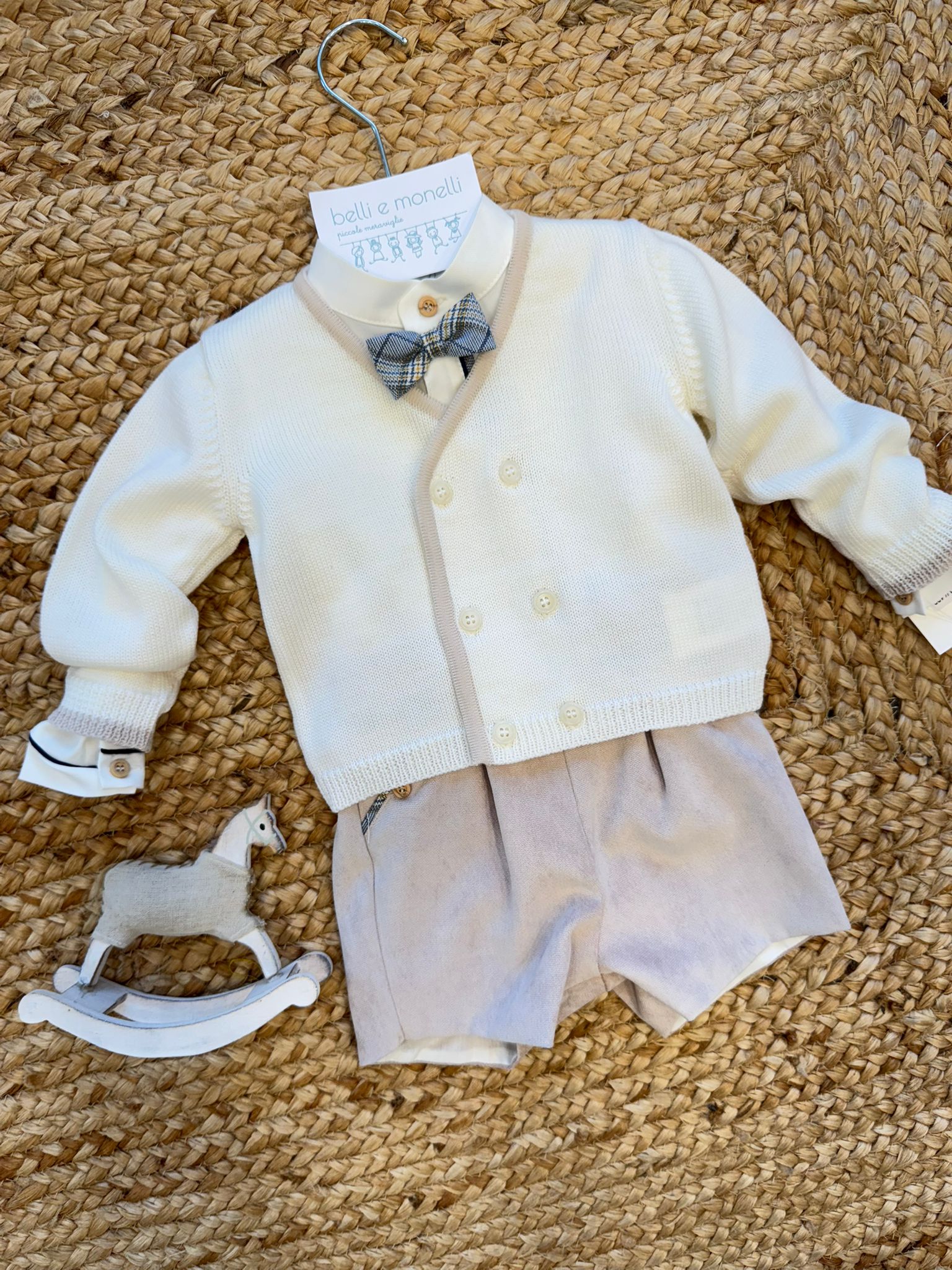 Dettaglio completo con papillon scozzese e bordo beige cardigan