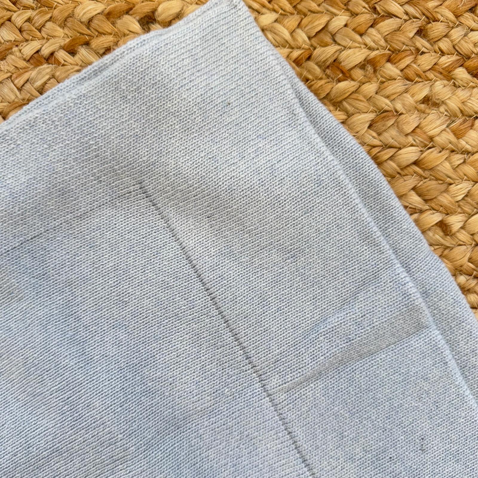 Dettaglio copertina neonato in lana e cashmere con disegno intreccio a trecce.