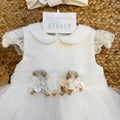 Dettaglio corpetto abito battesimo bimba con fiori e pizzo