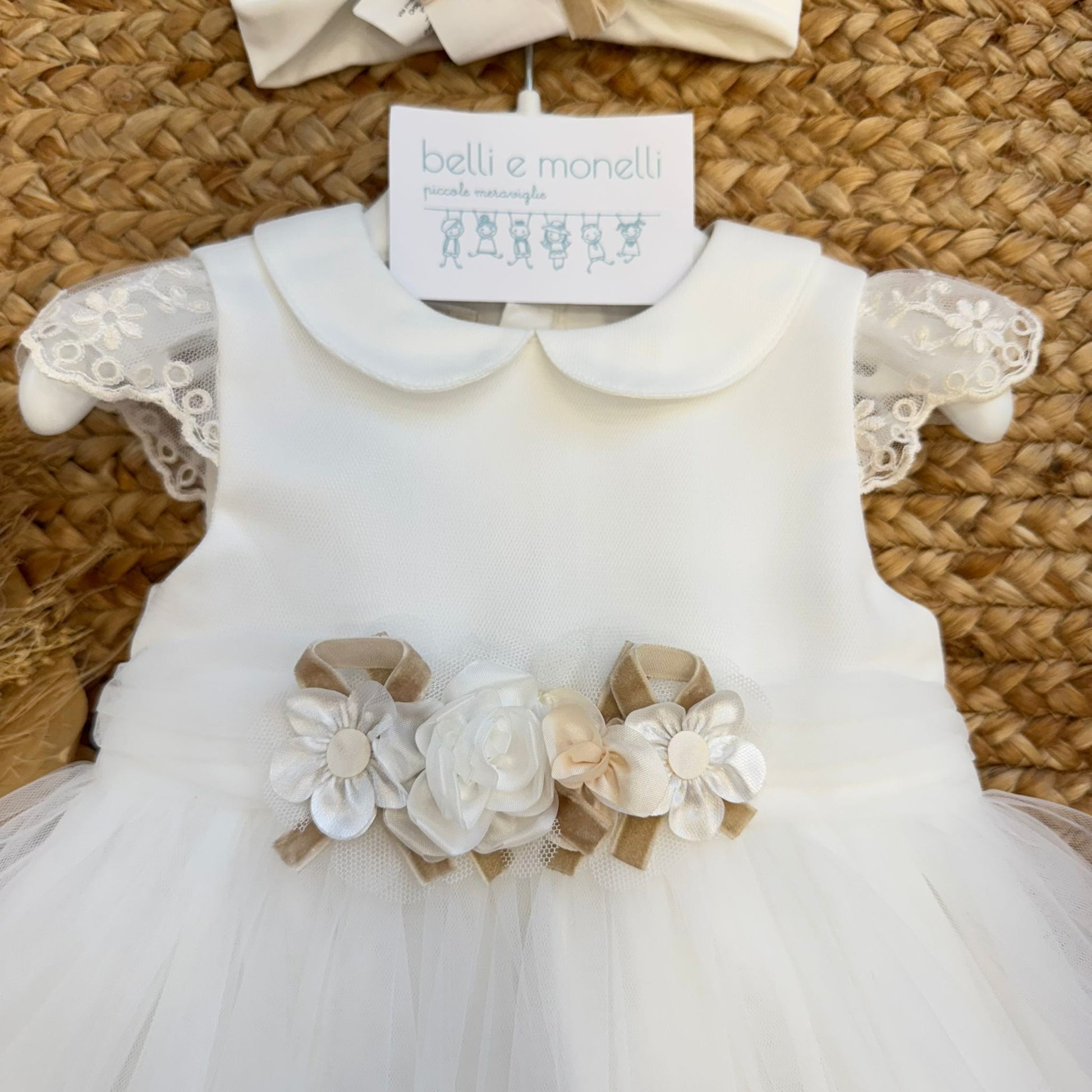 Dettaglio corpetto abito battesimo bimba con fiori e pizzo