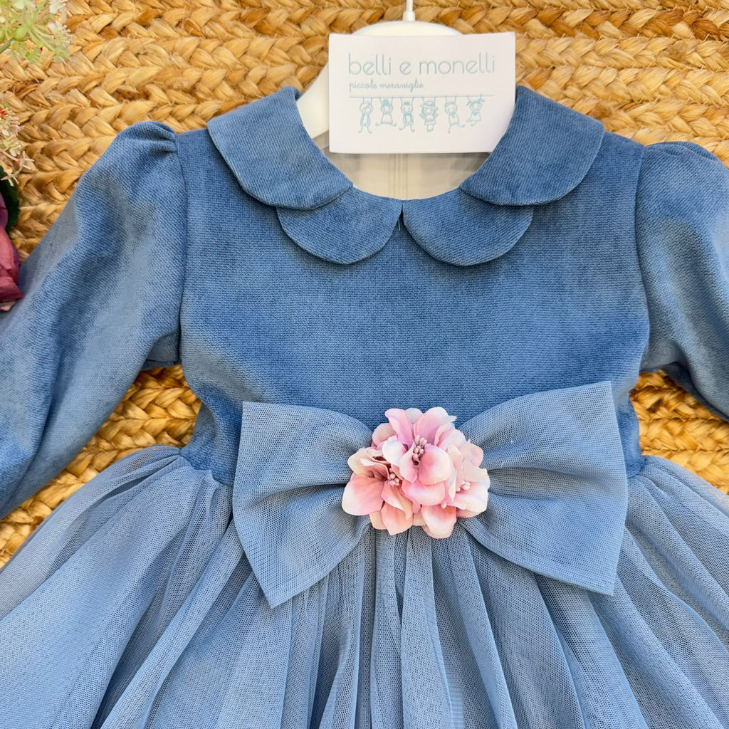 Dettaglio corpetto velluto azzurro polvere e maxi fiocco