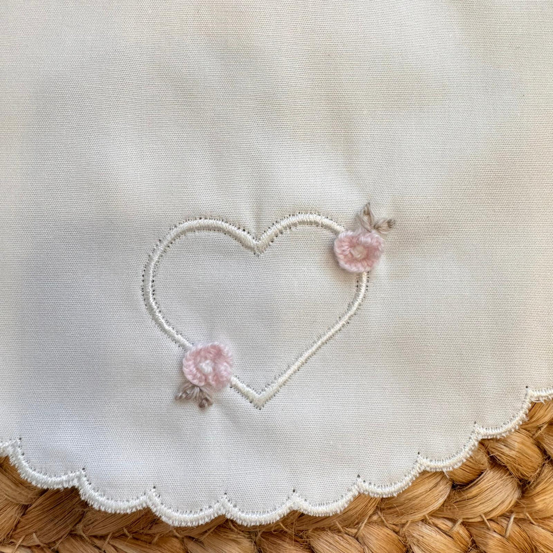 Bavetta panna per neonata con cuore ricamato e roselline rosa