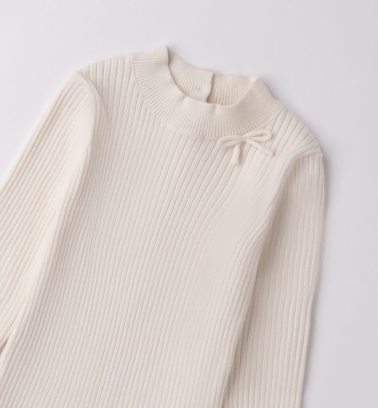 Dettaglio cuoricini tono su tono su abito bambina