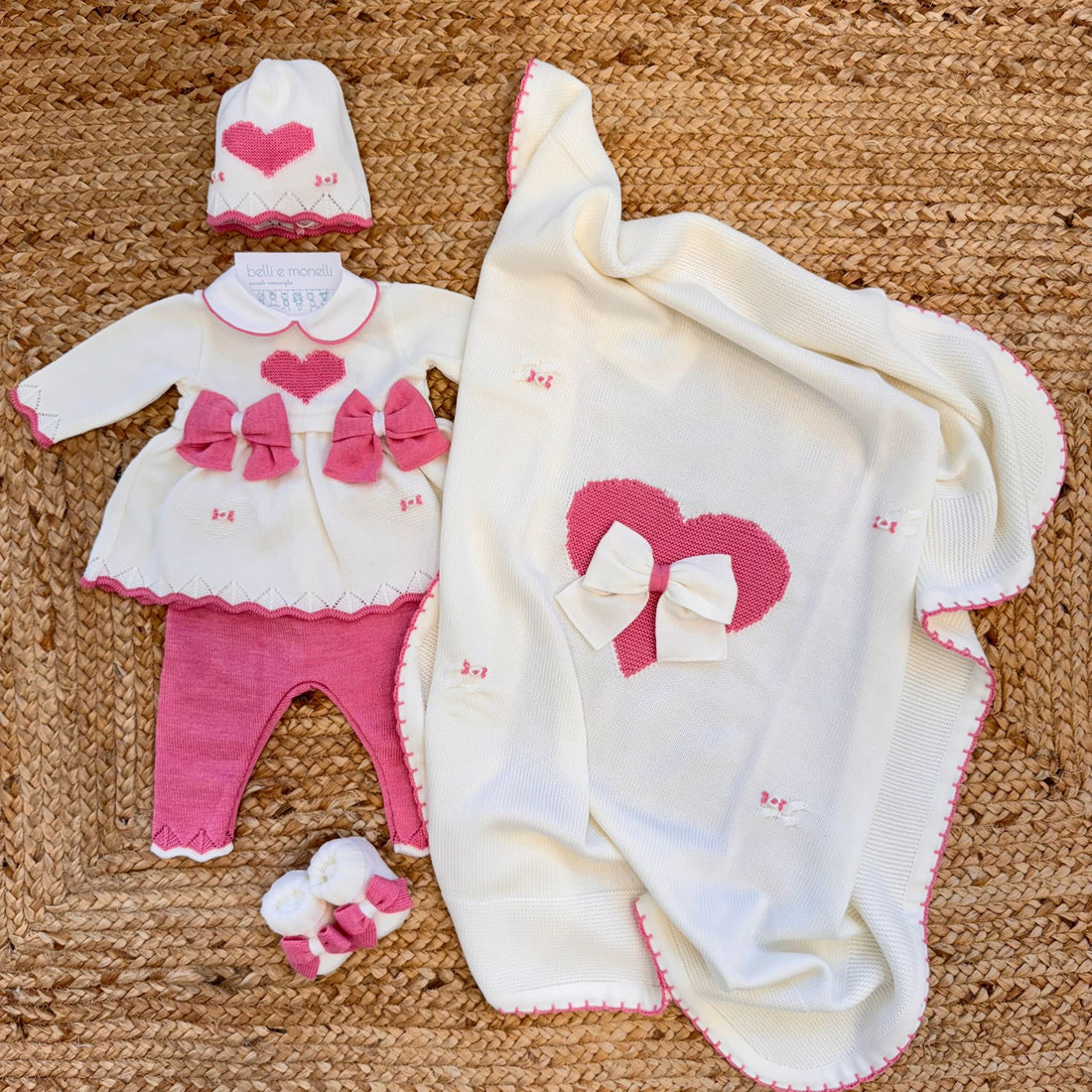 Coordinato uscita clinica neonata con copertina, coprifasce, pantalone, cappellino e scarpette in lana panna e rosa