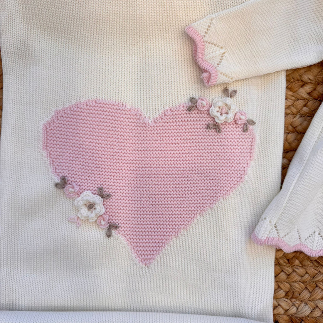 Coordinato uscita clinica neonata rosa cipria in pura lana con fiocchi ricamati