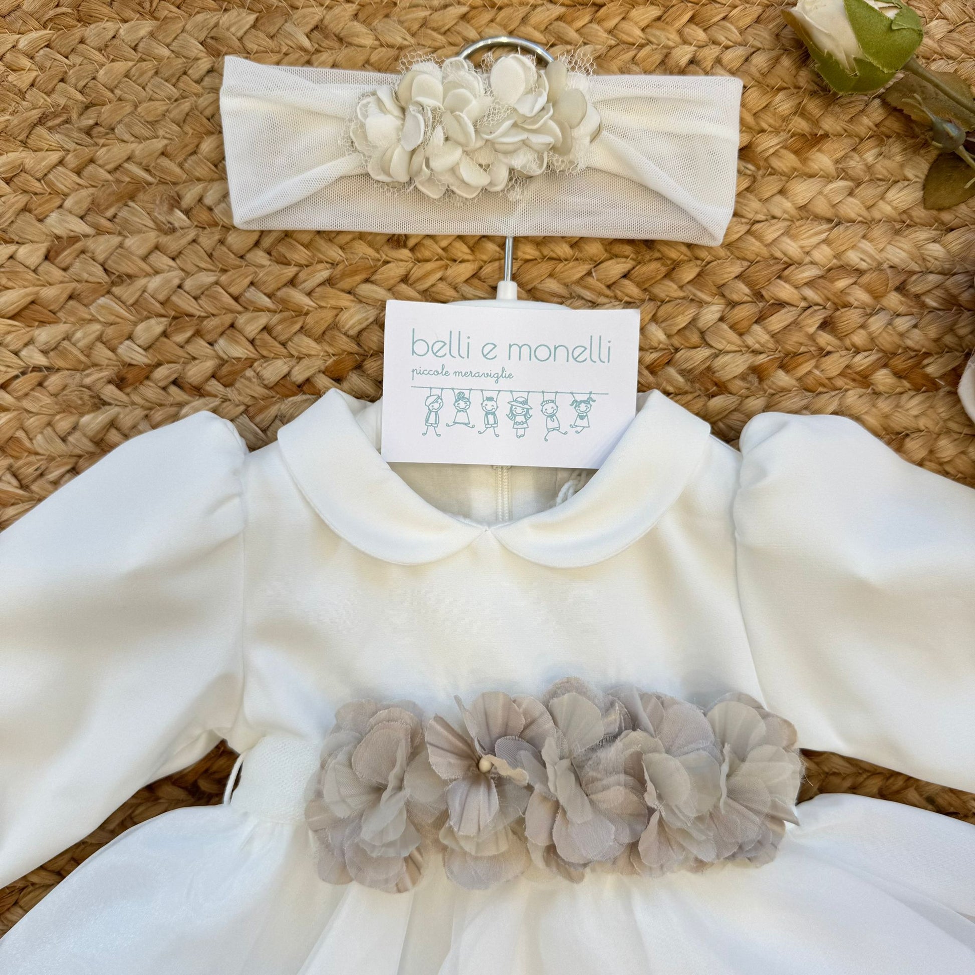 Dettaglio fascia abito battesimo neonata avorio con fiore