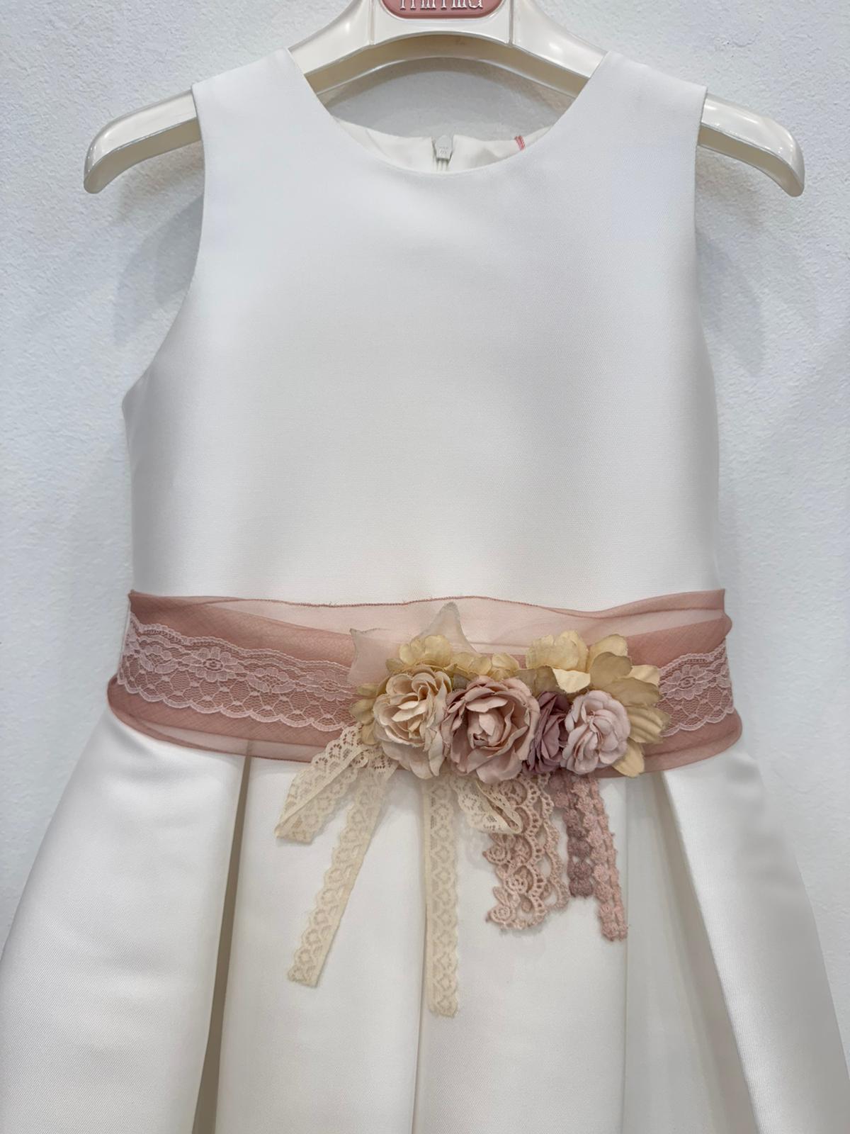 Dettaglio fascia in pizzo e tulle con applicazioni floreali cipria