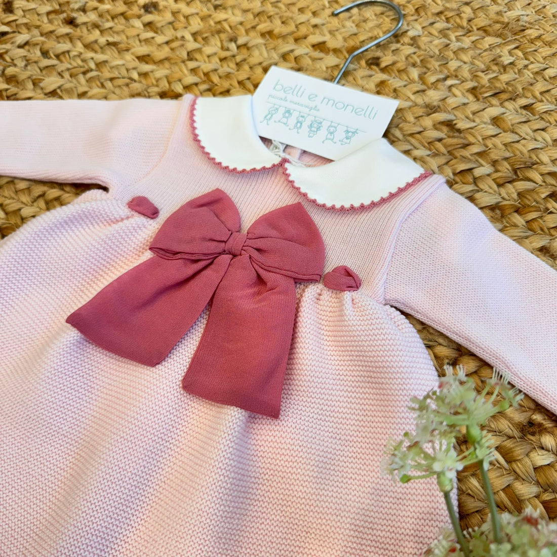 Tutina neonata in pura lana con maxi fiocco rosa e colletto ricamato

