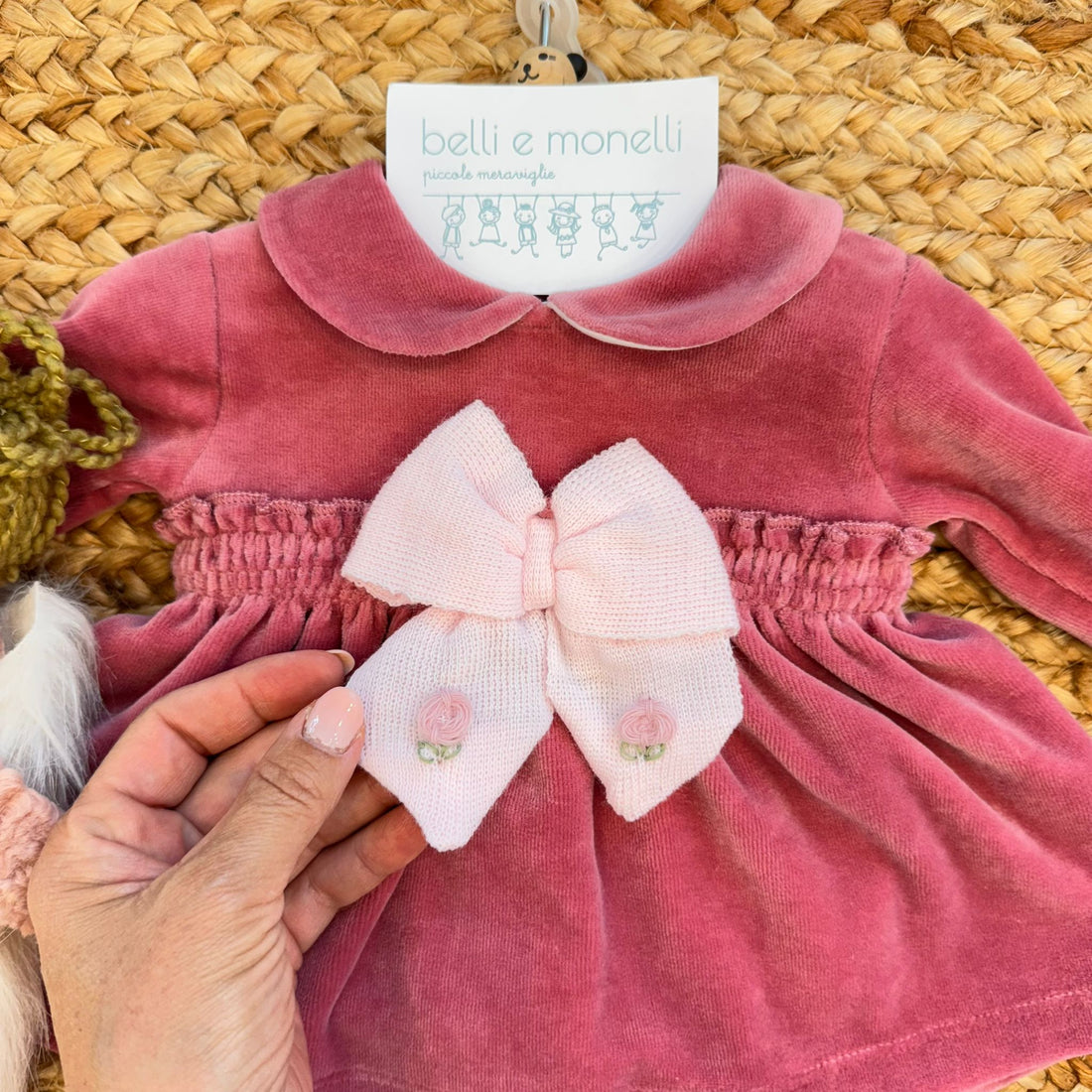 Tutina neonata ciniglia rosa con fiocco e ricami floreali a mano